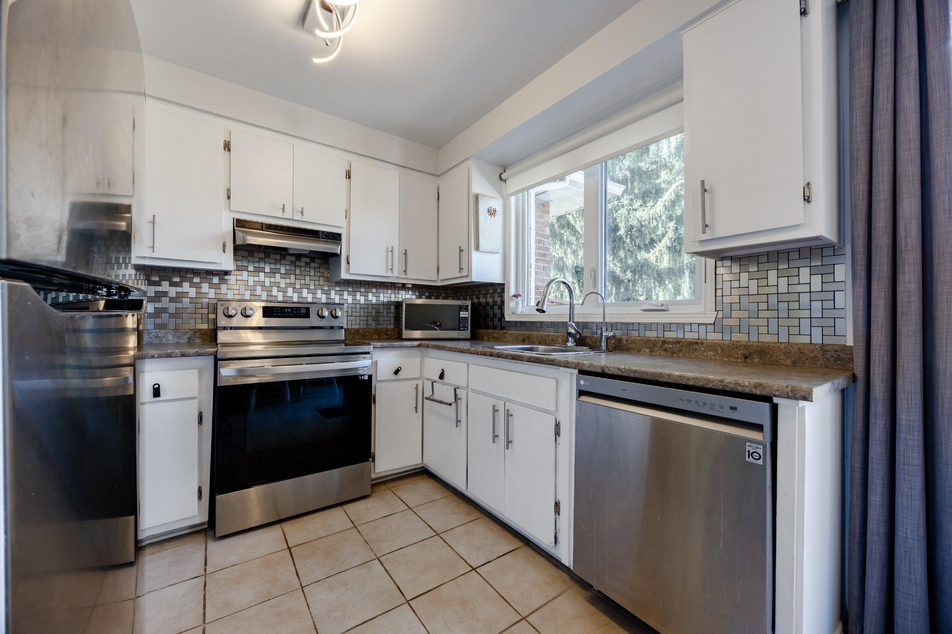 









425


Rue Bruce

,
Kirkland,




QC
H9H3L6

