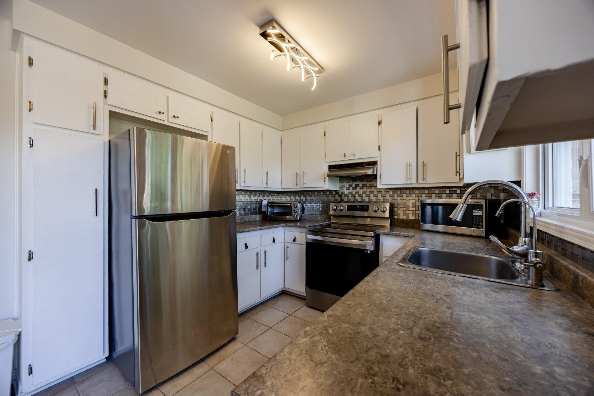 









425


Rue Bruce

,
Kirkland,




QC
H9H3L6

