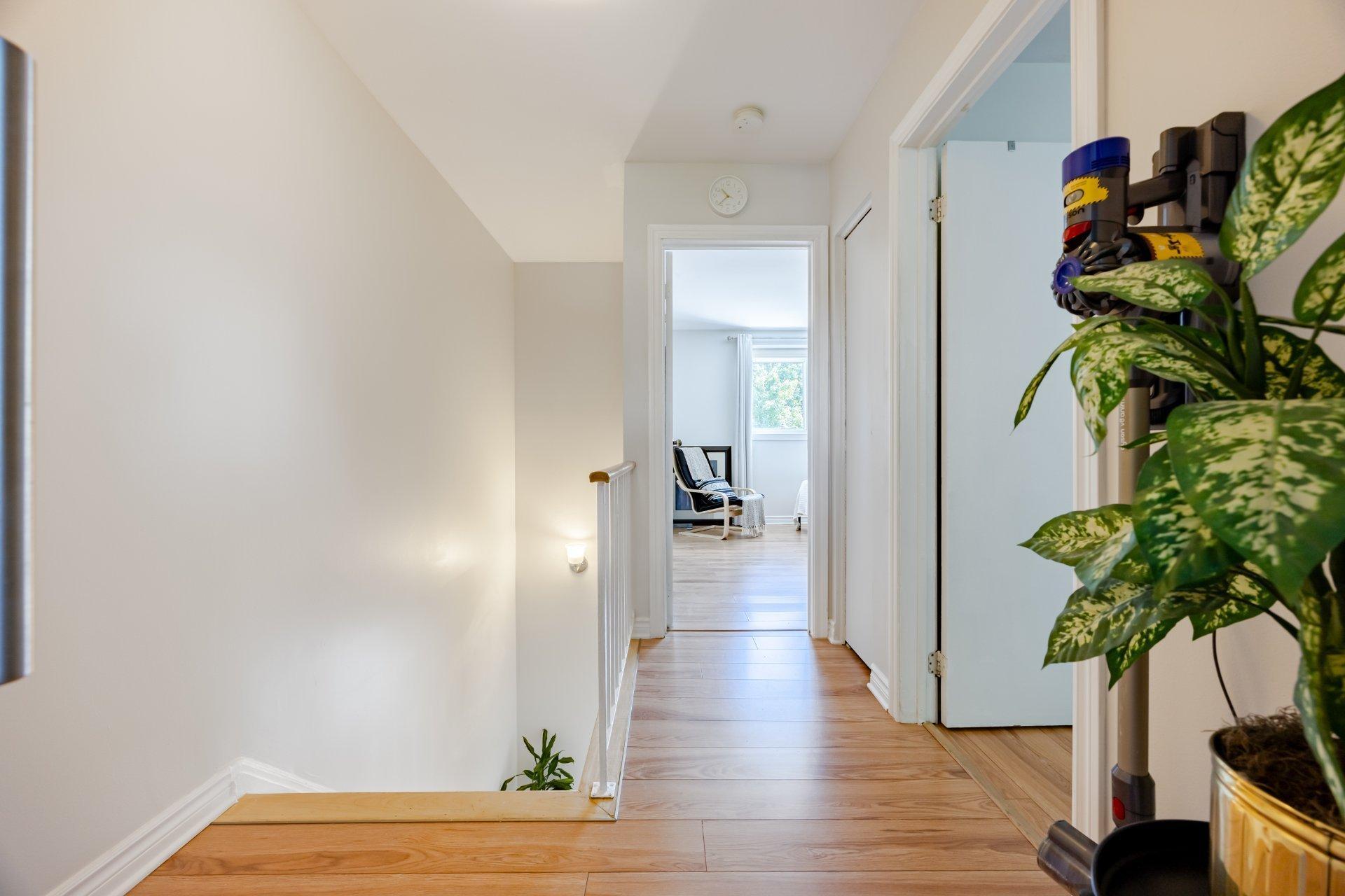 









425


Rue Bruce

,
Kirkland,




QC
H9H3L6

