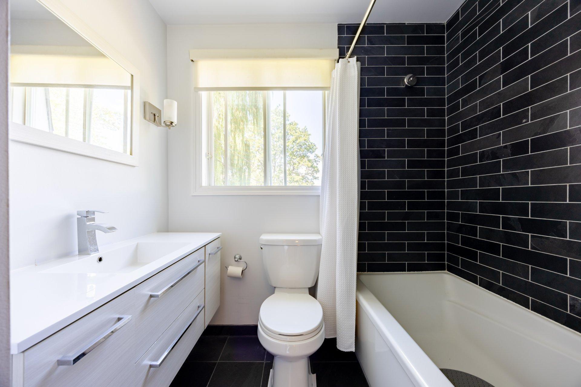 









425


Rue Bruce

,
Kirkland,




QC
H9H3L6

