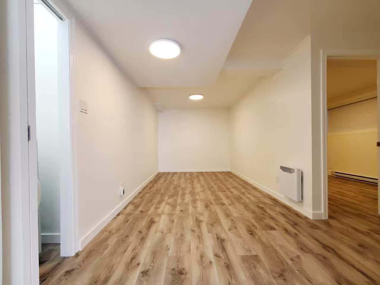 









2808


Rue McWillis

,
Montréal (Saint-Laurent),




QC
H4R1M7

