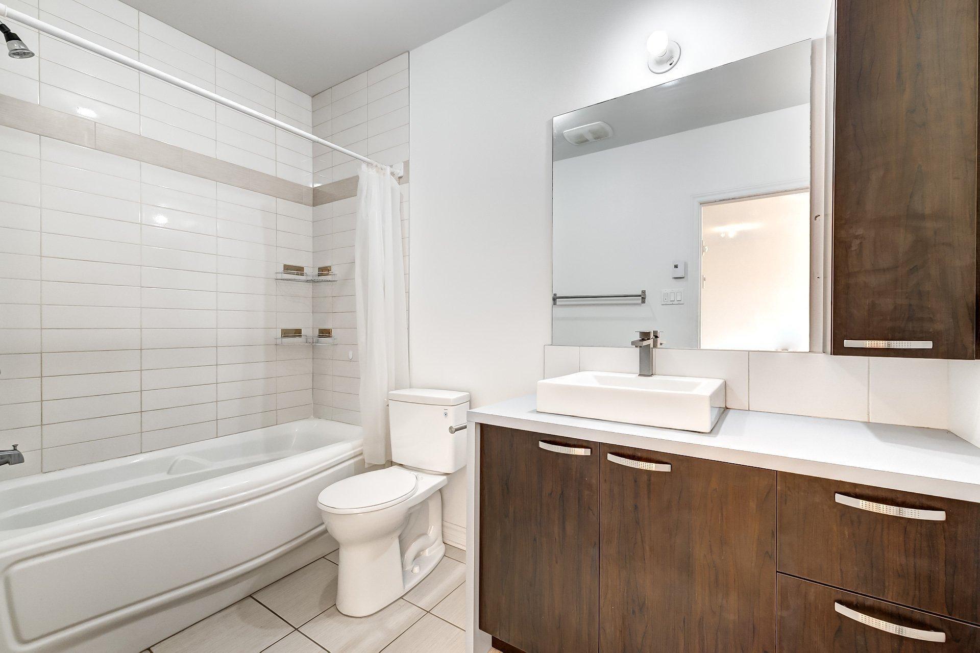 









5435


Rue St-Denis

, 306,
Montréal (Le Plateau-Mont-Royal),




QC
H2J4B7

