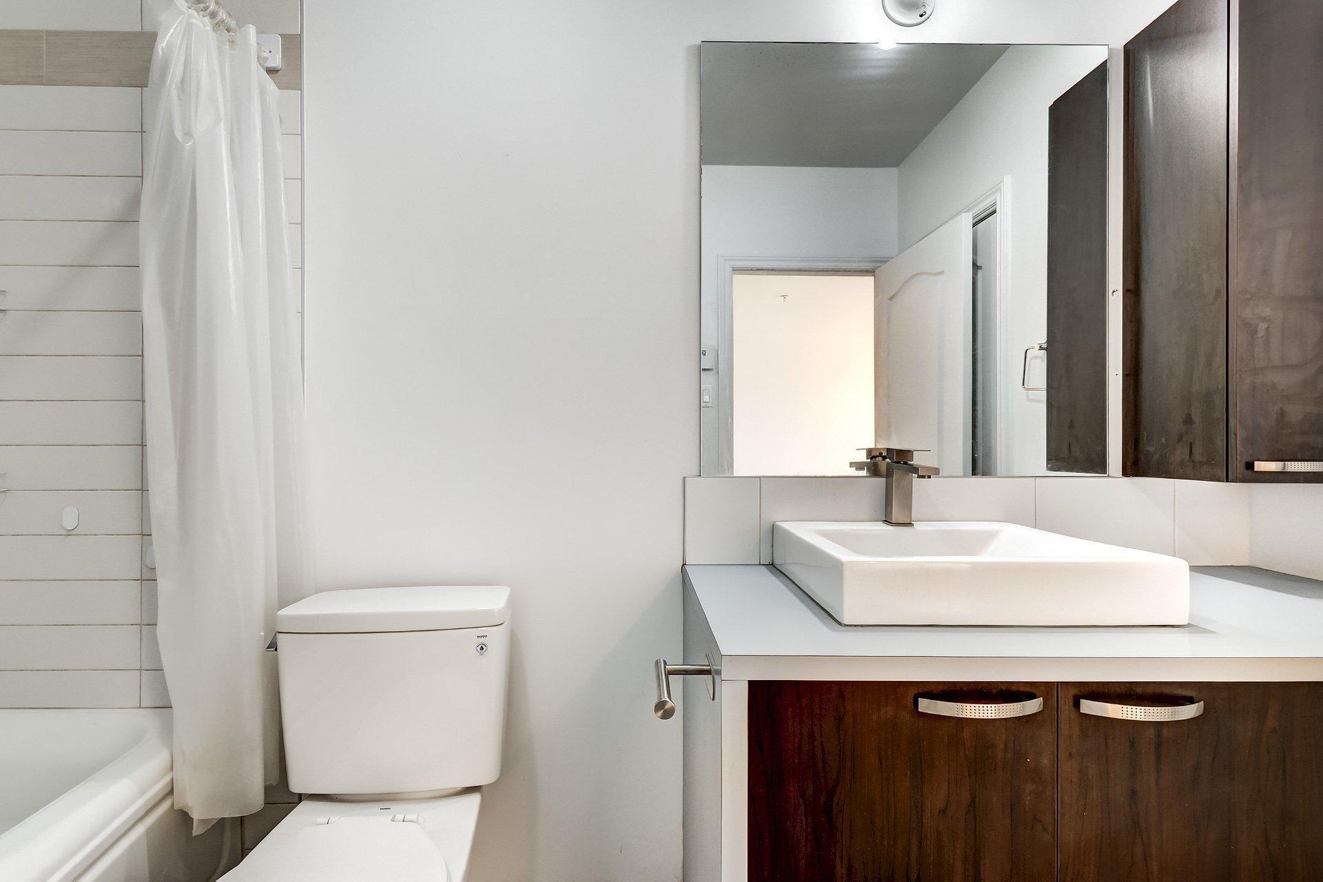 









5435


Rue St-Denis

, 306,
Montréal (Le Plateau-Mont-Royal),




QC
H2J4B7

