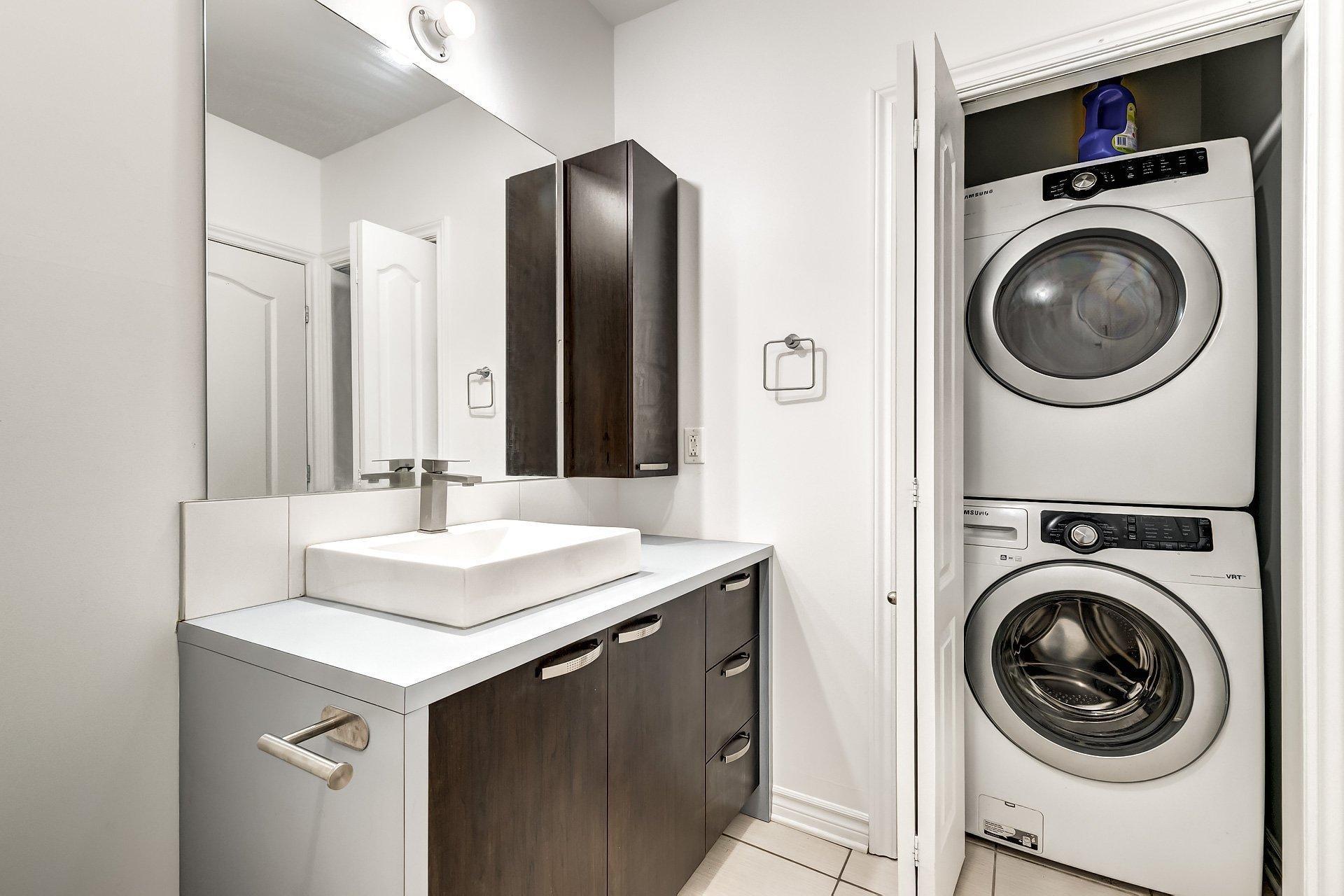 









5435


Rue St-Denis

, 306,
Montréal (Le Plateau-Mont-Royal),




QC
H2J4B7

