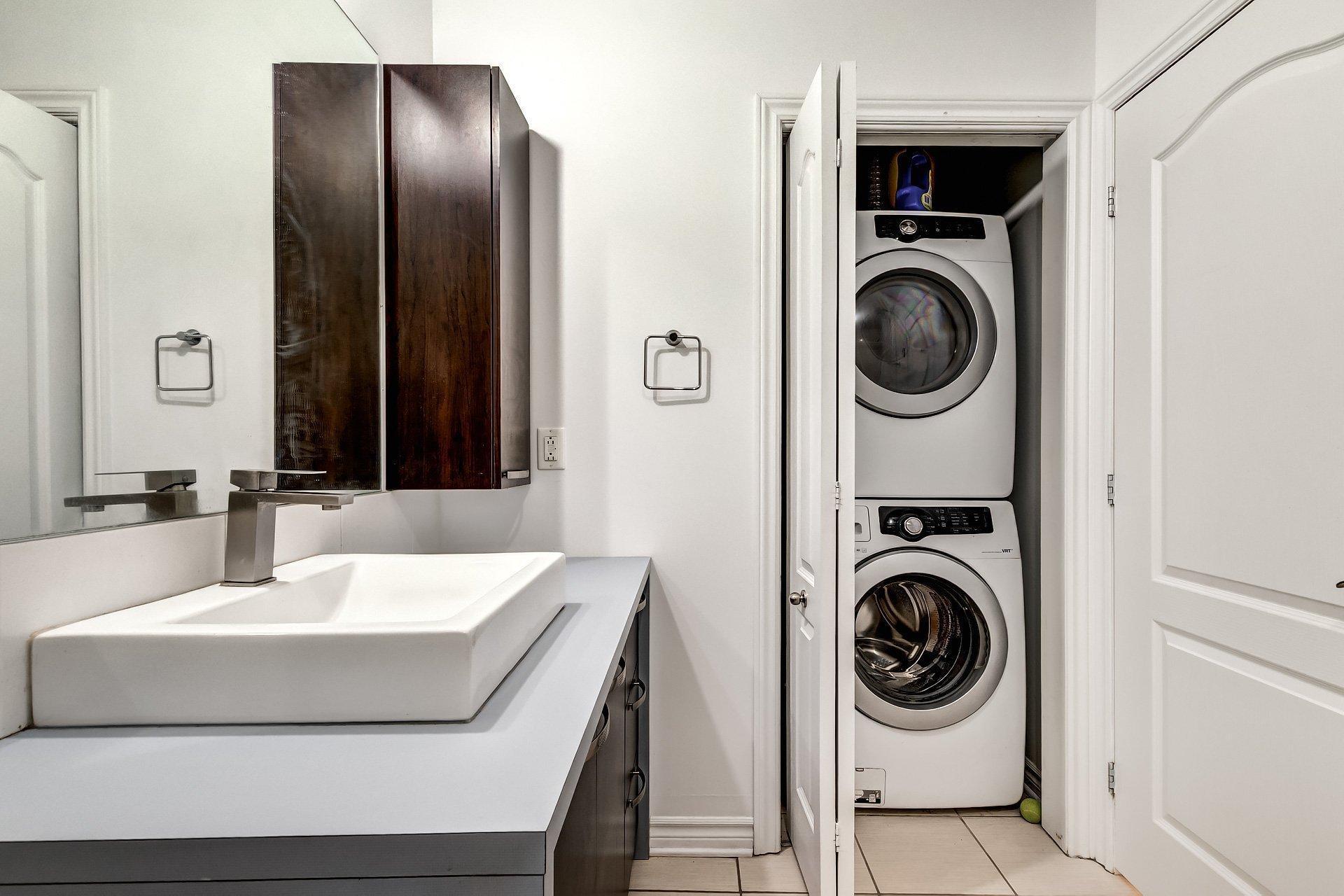 









5435


Rue St-Denis

, 306,
Montréal (Le Plateau-Mont-Royal),




QC
H2J4B7

