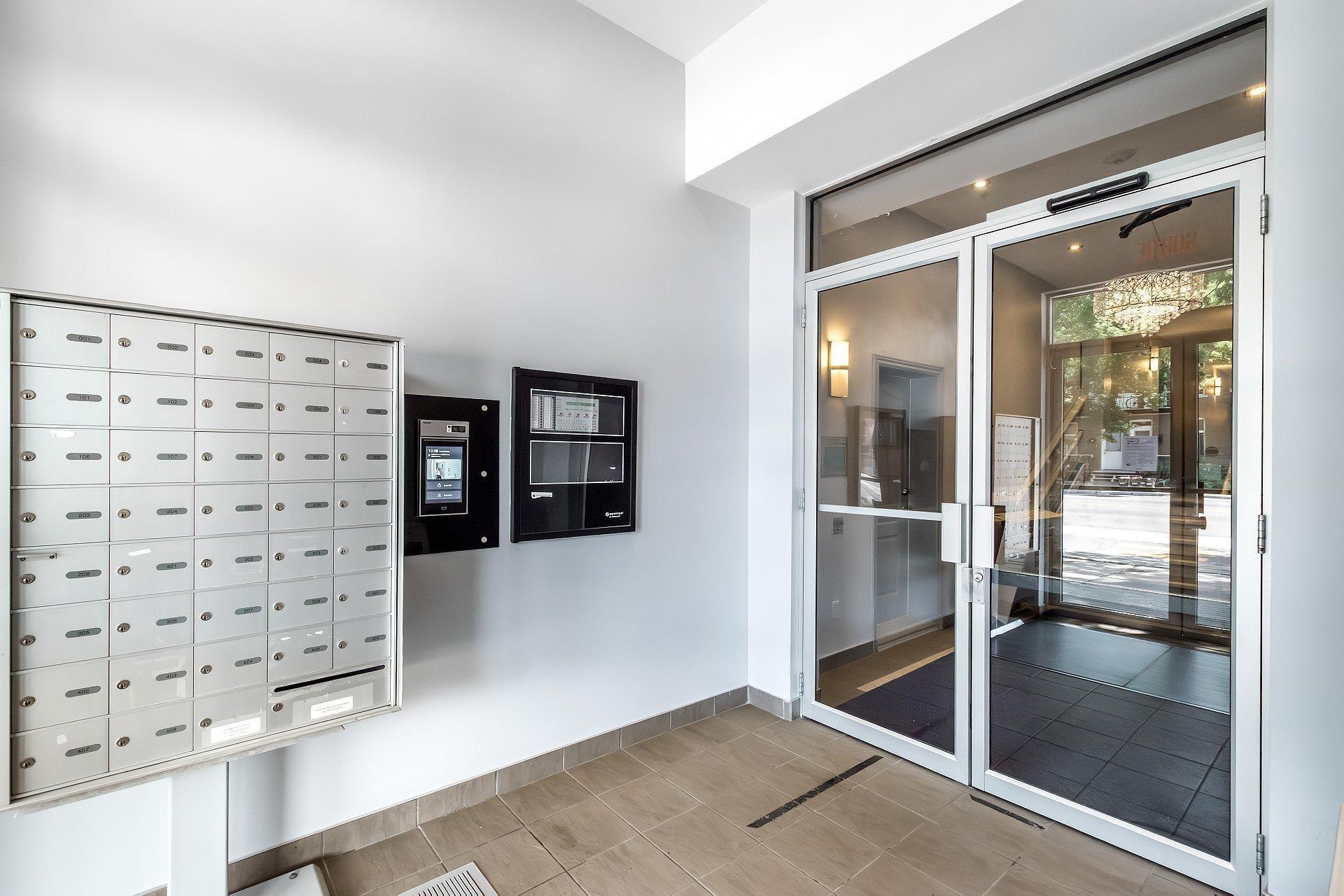 









5435


Rue St-Denis

, 306,
Montréal (Le Plateau-Mont-Royal),




QC
H2J4B7

