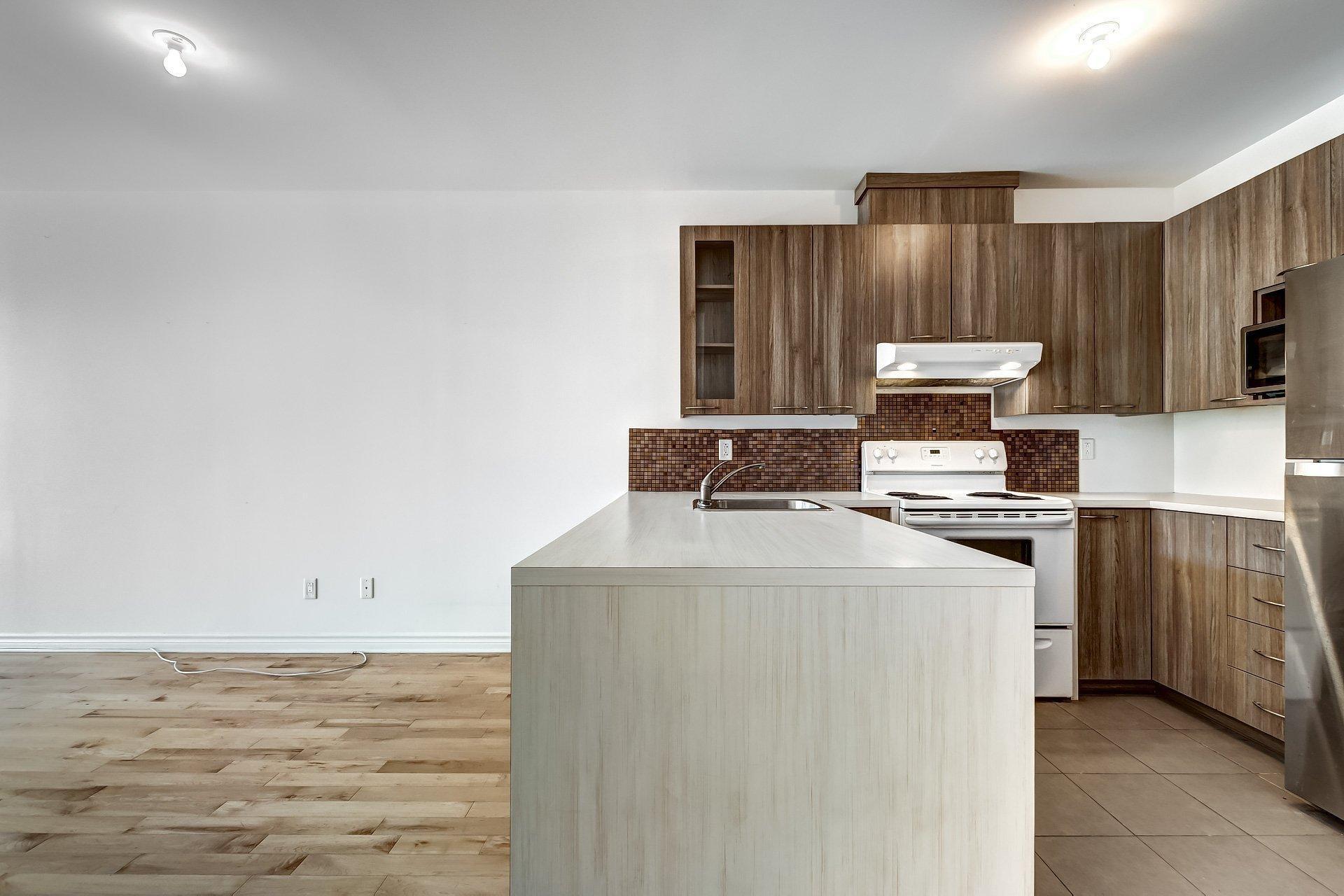 









5435


Rue St-Denis

, 306,
Montréal (Le Plateau-Mont-Royal),




QC
H2J4B7

