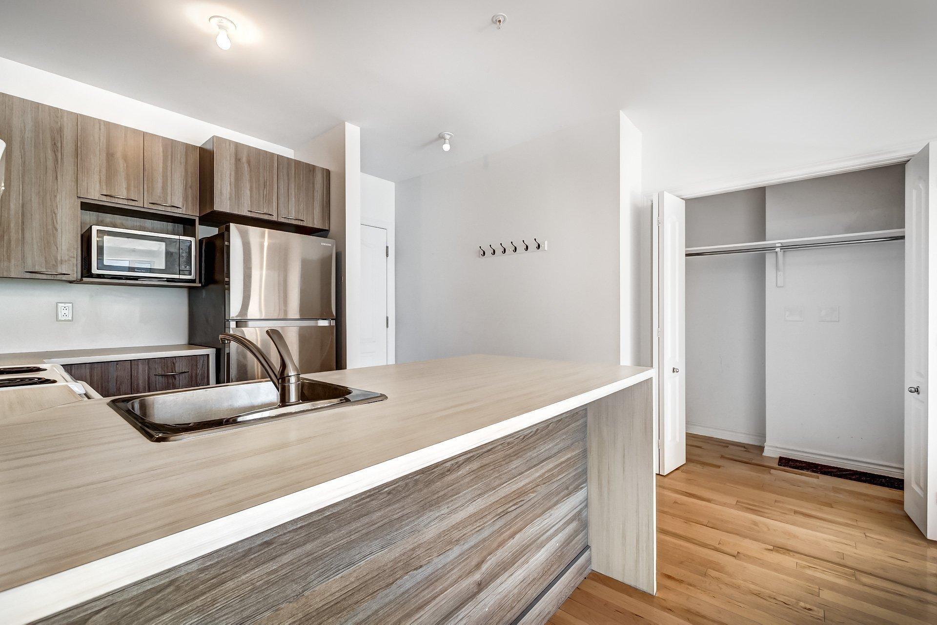 









5435


Rue St-Denis

, 306,
Montréal (Le Plateau-Mont-Royal),




QC
H2J4B7

