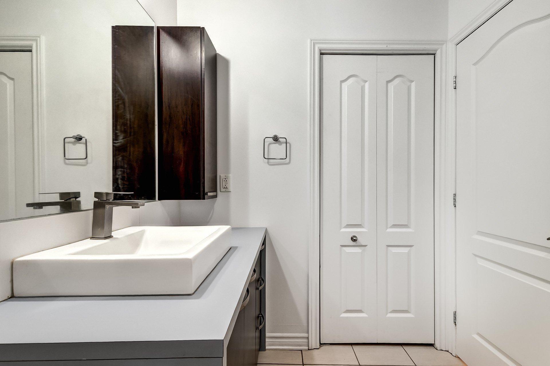 









5435


Rue St-Denis

, 306,
Montréal (Le Plateau-Mont-Royal),




QC
H2J4B7

