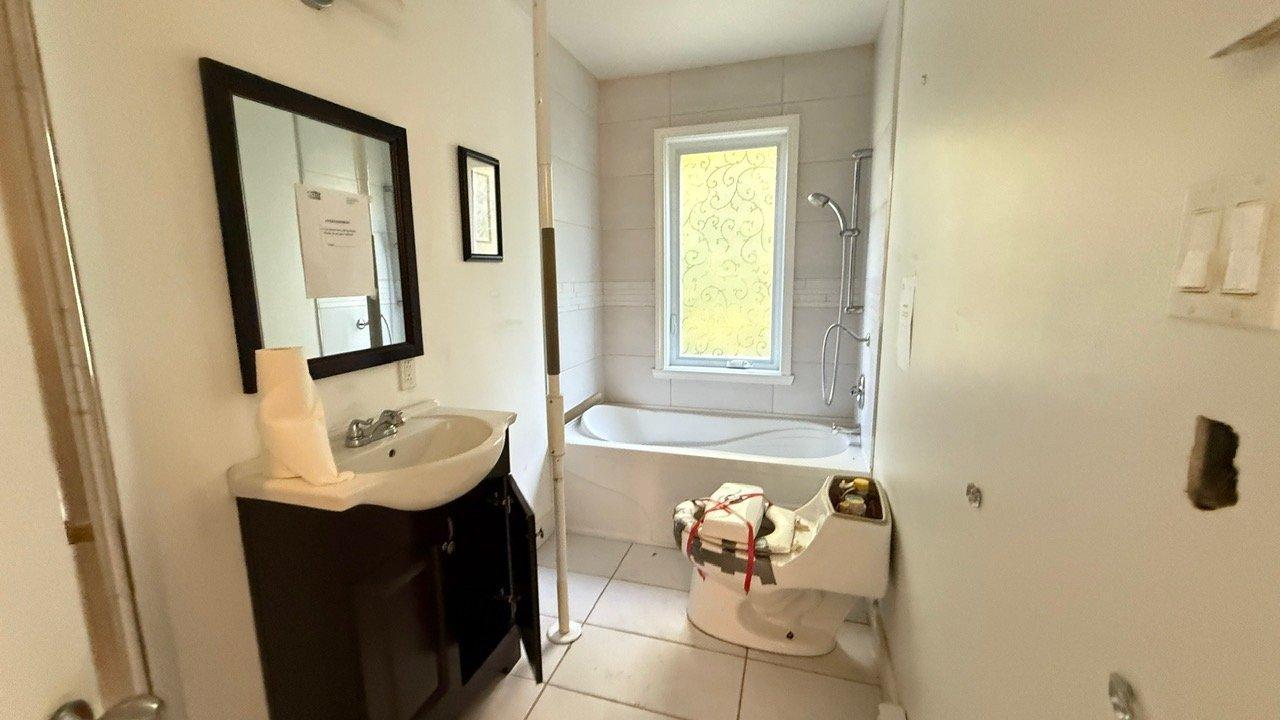 









178


Rue des Tournesols

,
Saint-Colomban,




QC
J5K0E4

