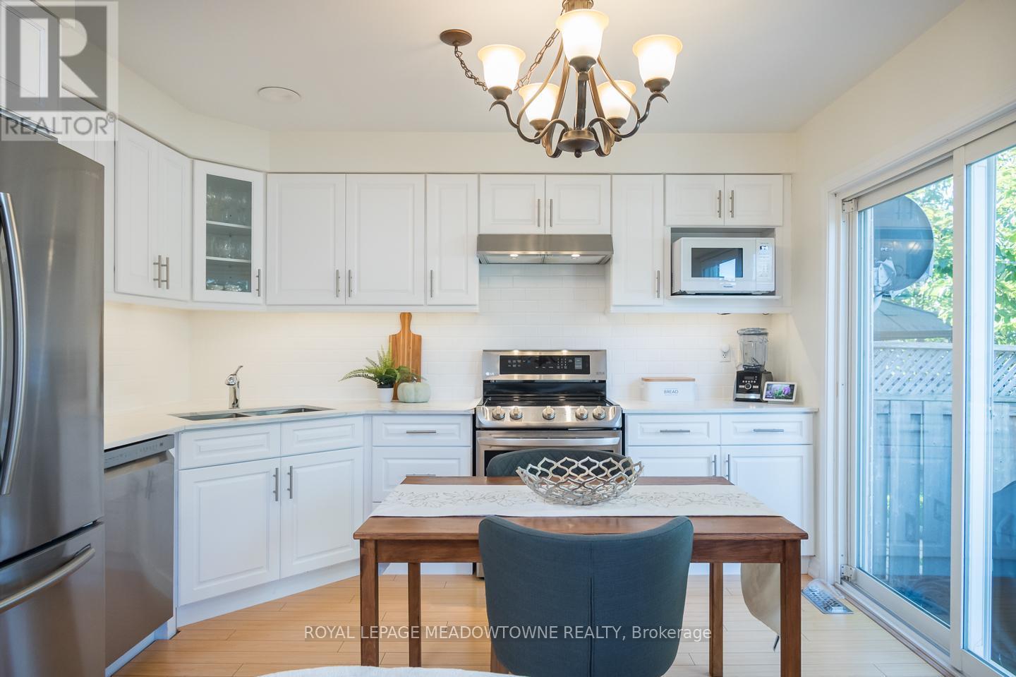 












698 EDWARDS AVENUE

,
Milton,




Ontario
L9T6B4

