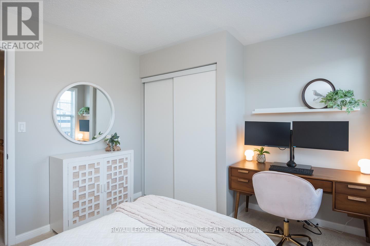 












698 EDWARDS AVENUE

,
Milton,




Ontario
L9T6B4

