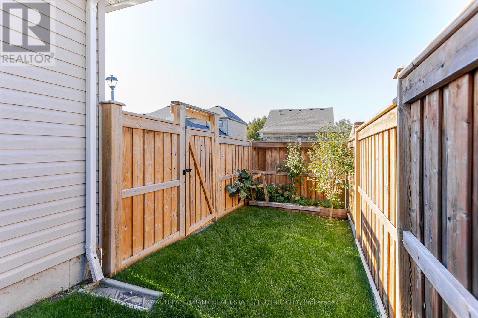 












849 BROADWAY BOULEVARD

,
Peterborough (Northcrest Ward 5),




Ontario
K9H0J1

