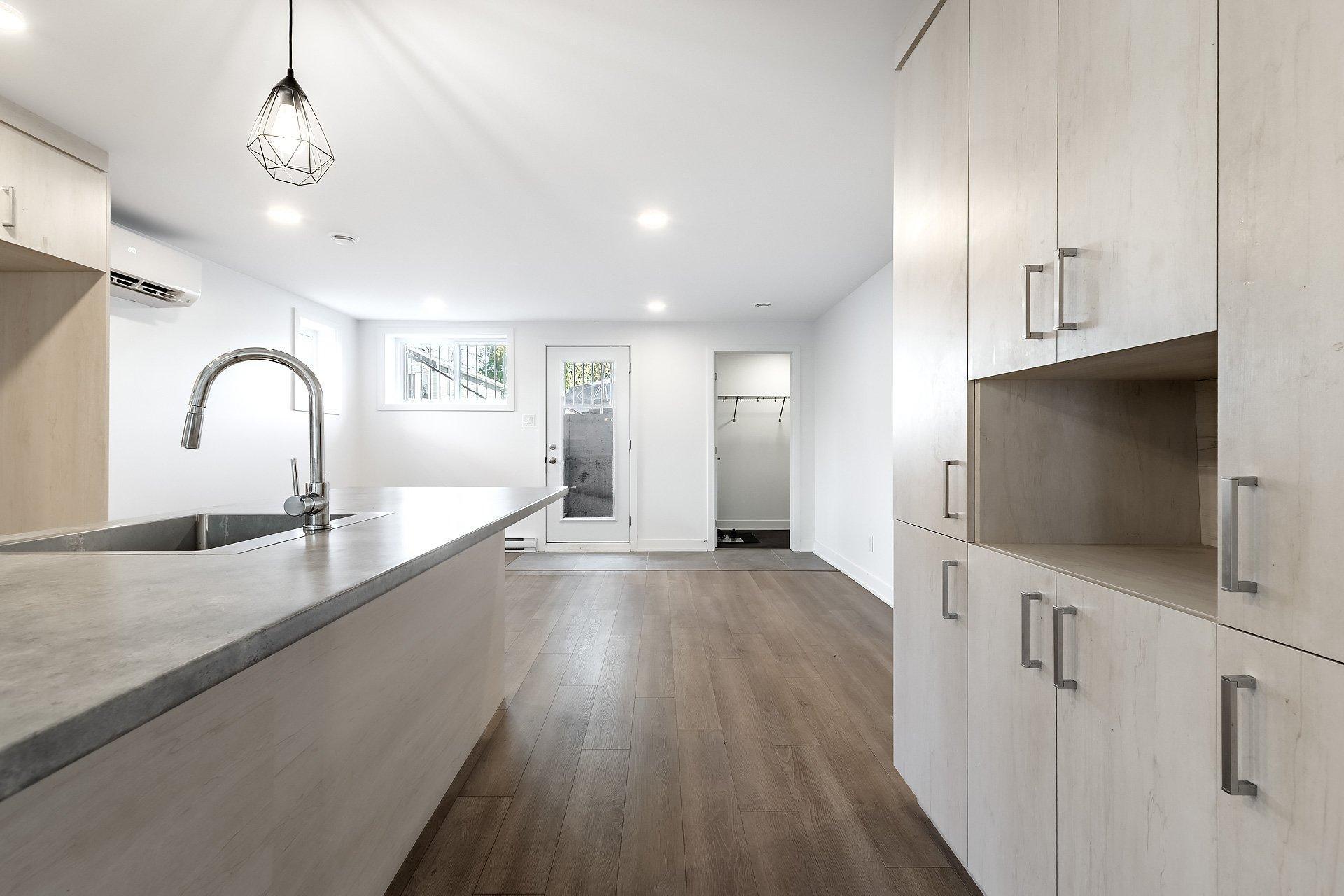 









1715


Av. des Pins

,
Longueuil (Le Vieux-Longueuil),




QC
J4P3K8

