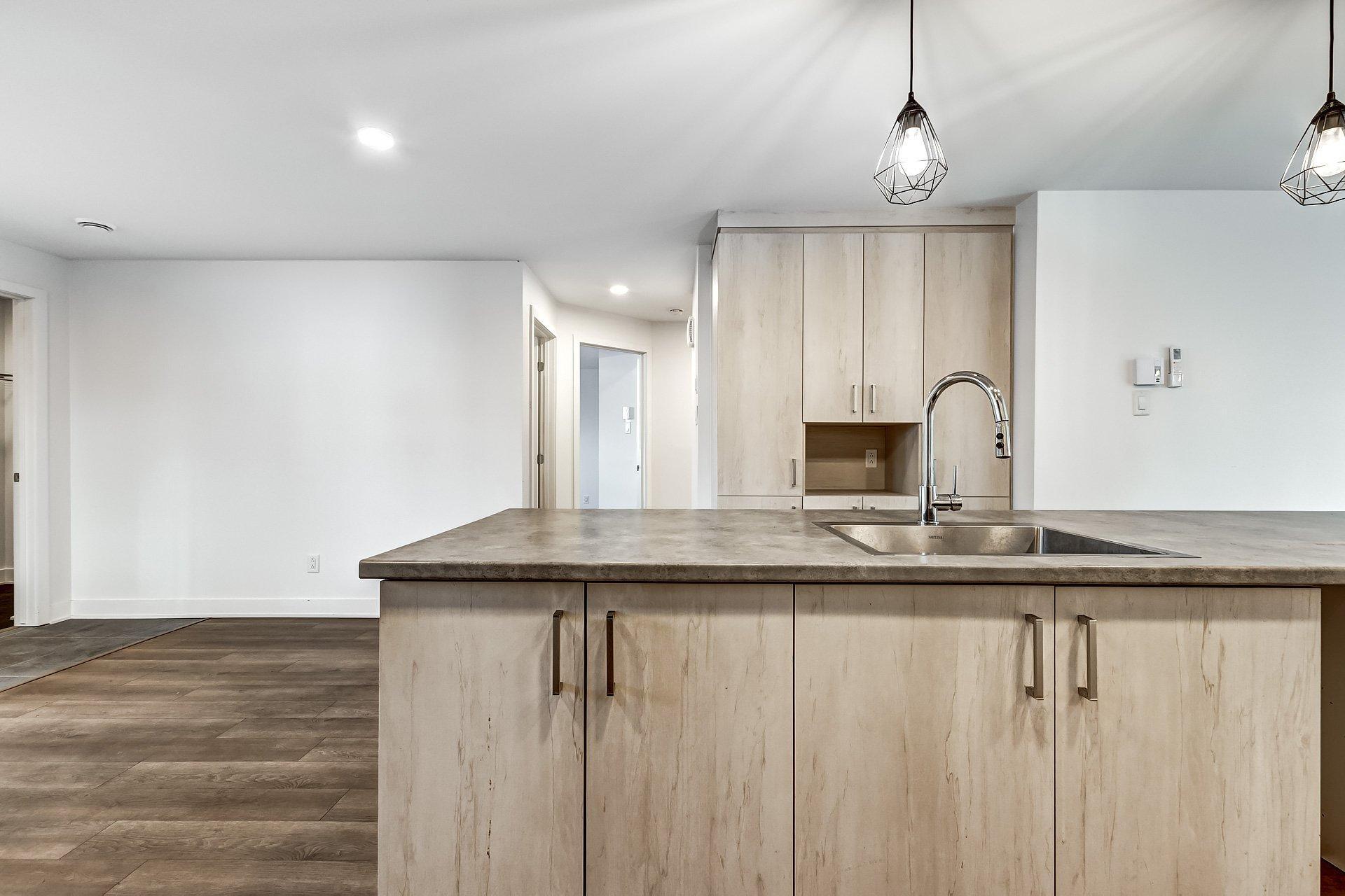 









1715


Av. des Pins

,
Longueuil (Le Vieux-Longueuil),




QC
J4P3K8

