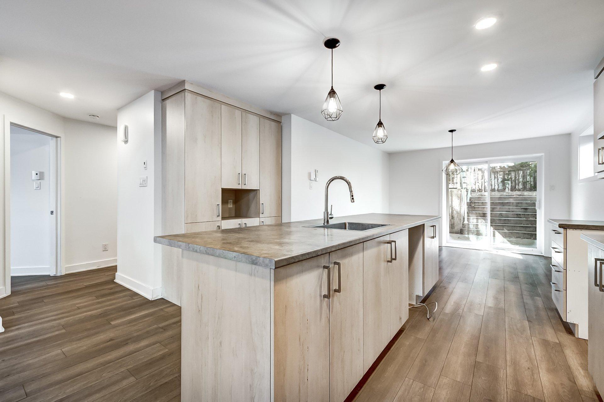 









1715


Av. des Pins

,
Longueuil (Le Vieux-Longueuil),




QC
J4P3K8

