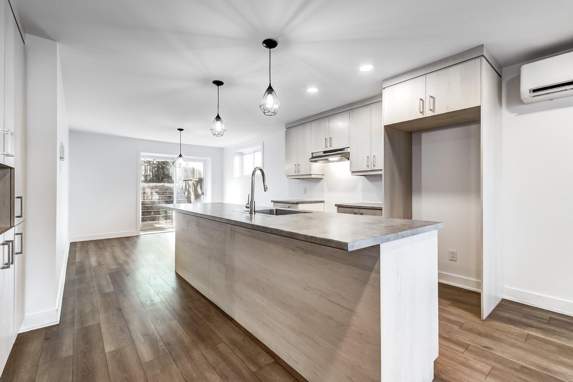 









1715


Av. des Pins

,
Longueuil (Le Vieux-Longueuil),




QC
J4P3K8

