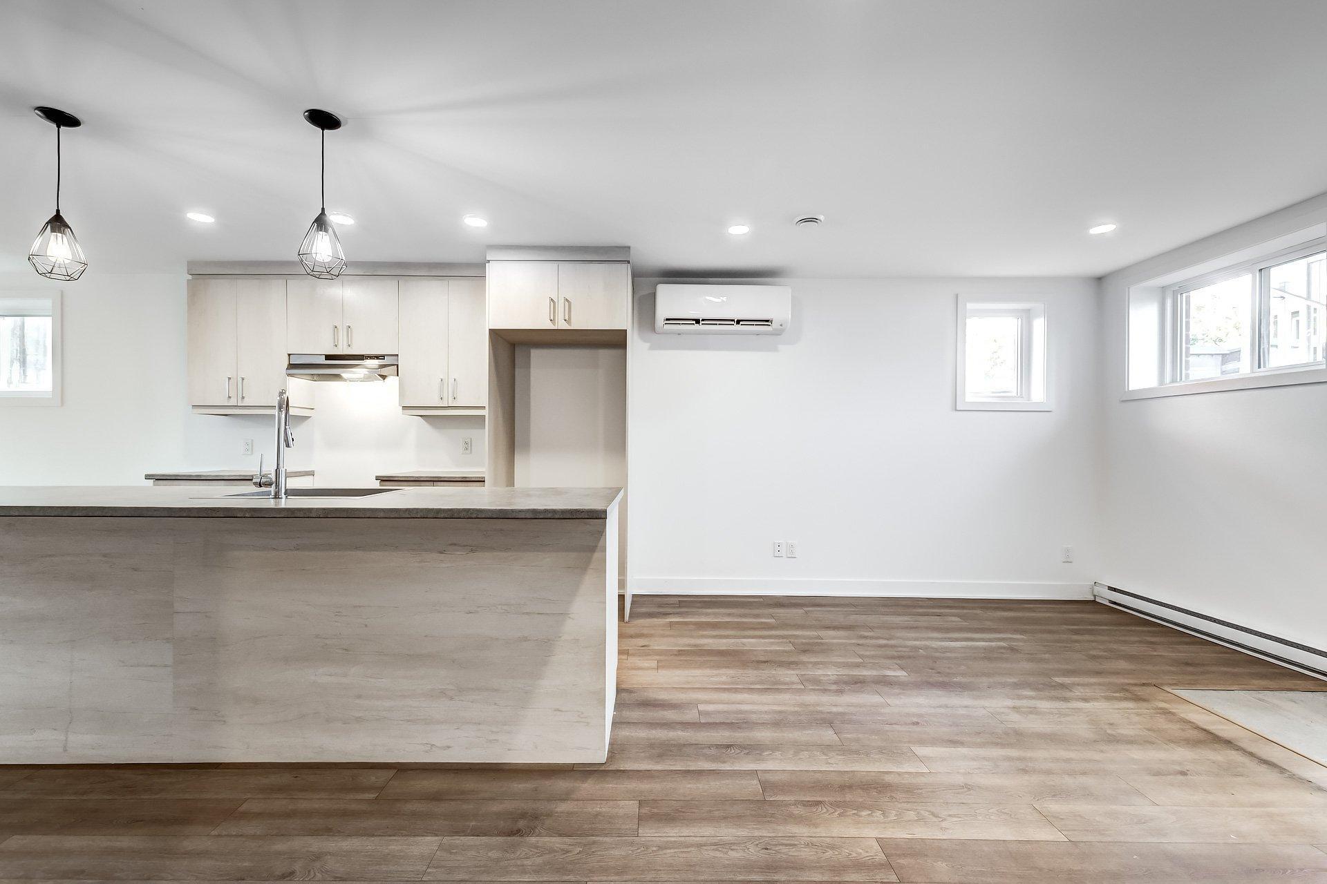 









1715


Av. des Pins

,
Longueuil (Le Vieux-Longueuil),




QC
J4P3K8

