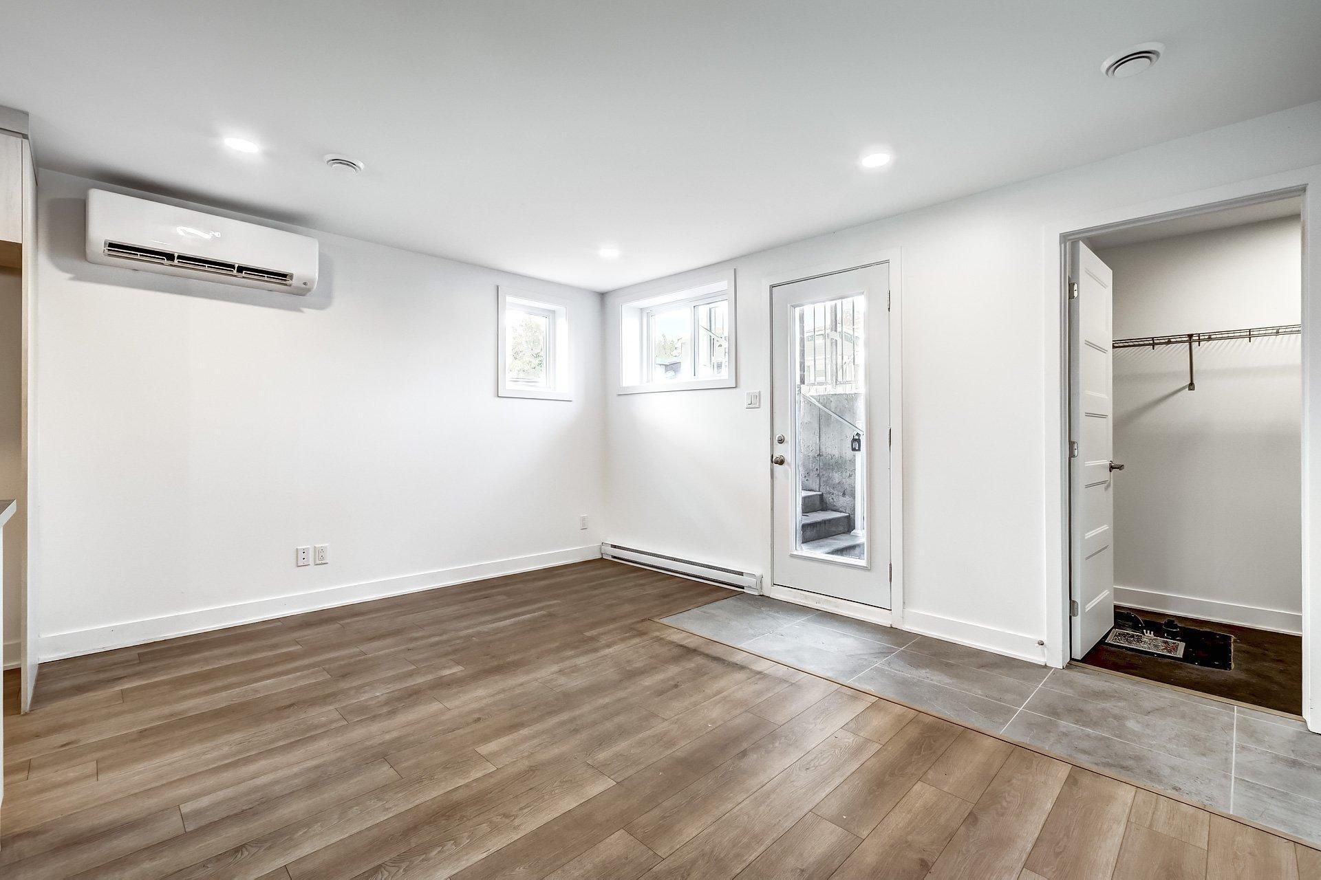 









1715


Av. des Pins

,
Longueuil (Le Vieux-Longueuil),




QC
J4P3K8


