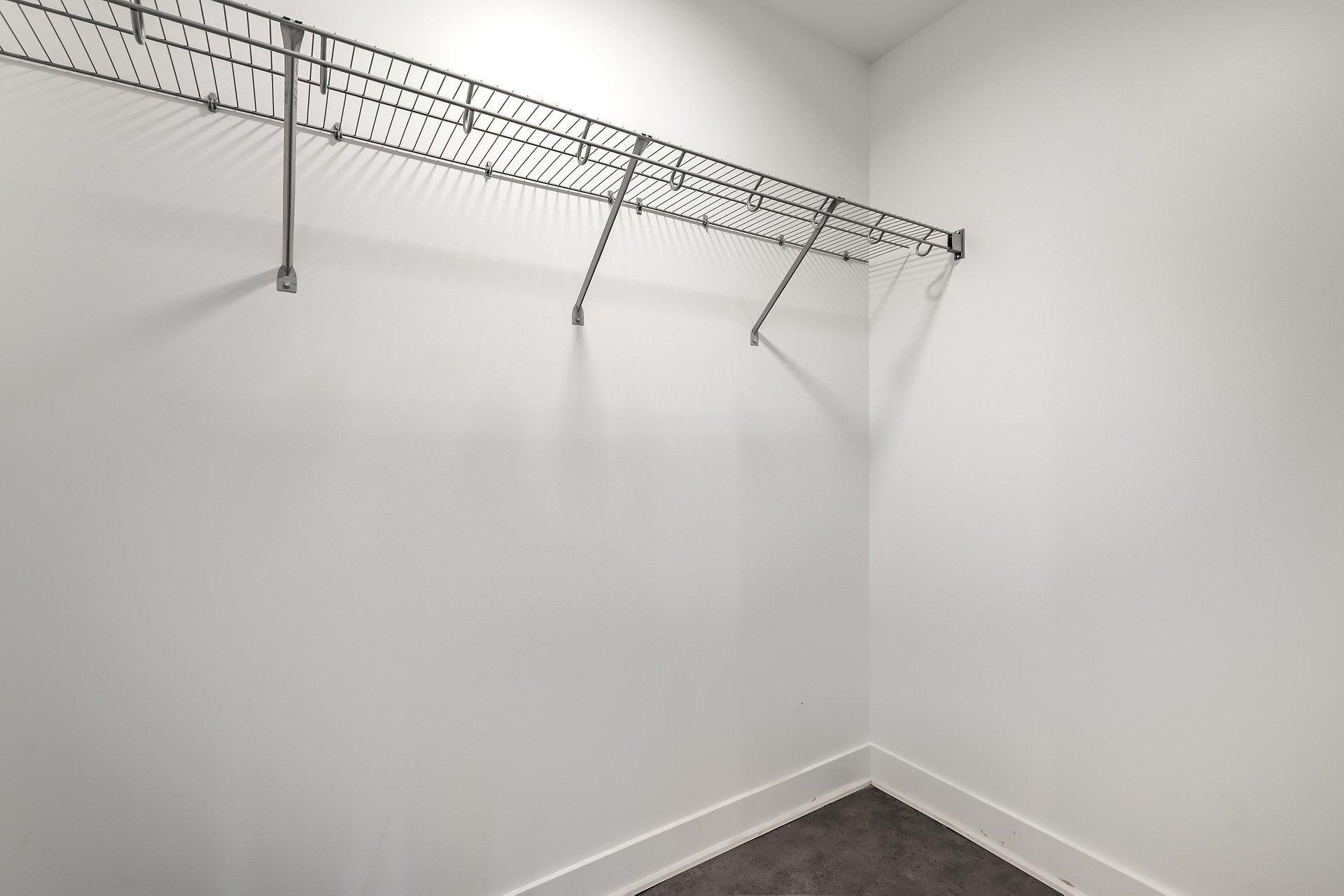









1715


Av. des Pins

,
Longueuil (Le Vieux-Longueuil),




QC
J4P3K8

