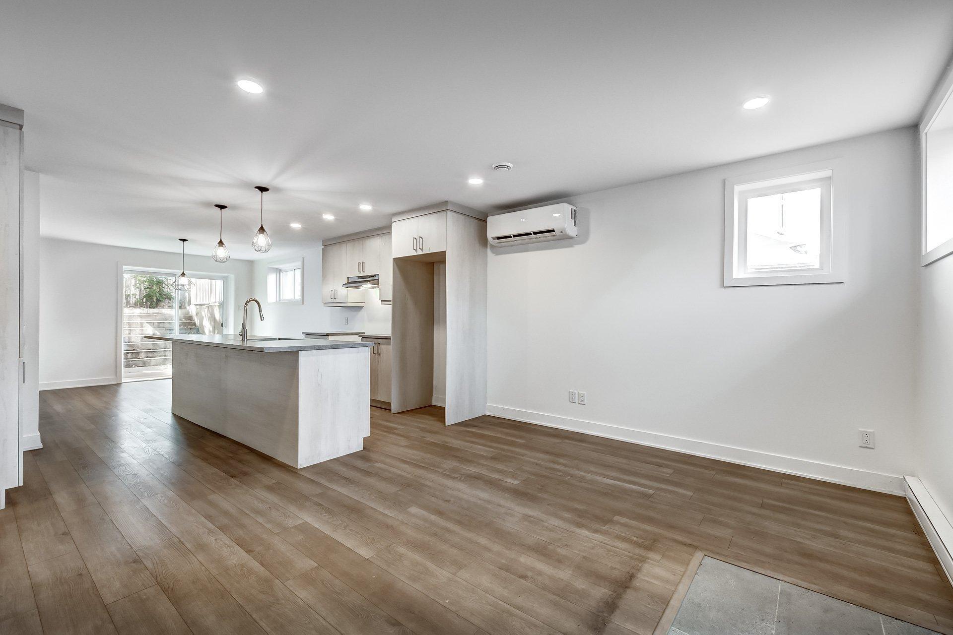 









1715


Av. des Pins

,
Longueuil (Le Vieux-Longueuil),




QC
J4P3K8

