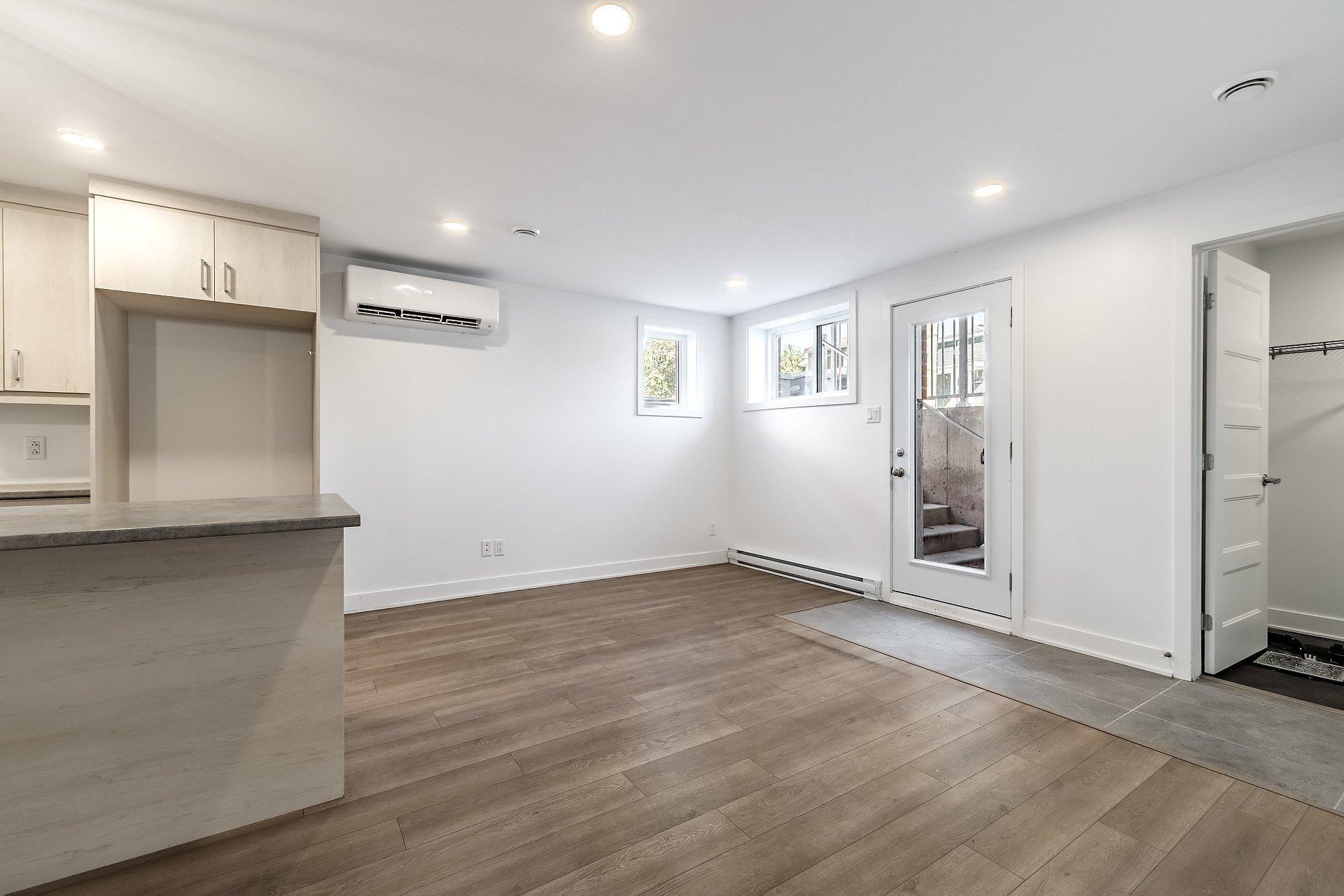 









1715


Av. des Pins

,
Longueuil (Le Vieux-Longueuil),




QC
J4P3K8


