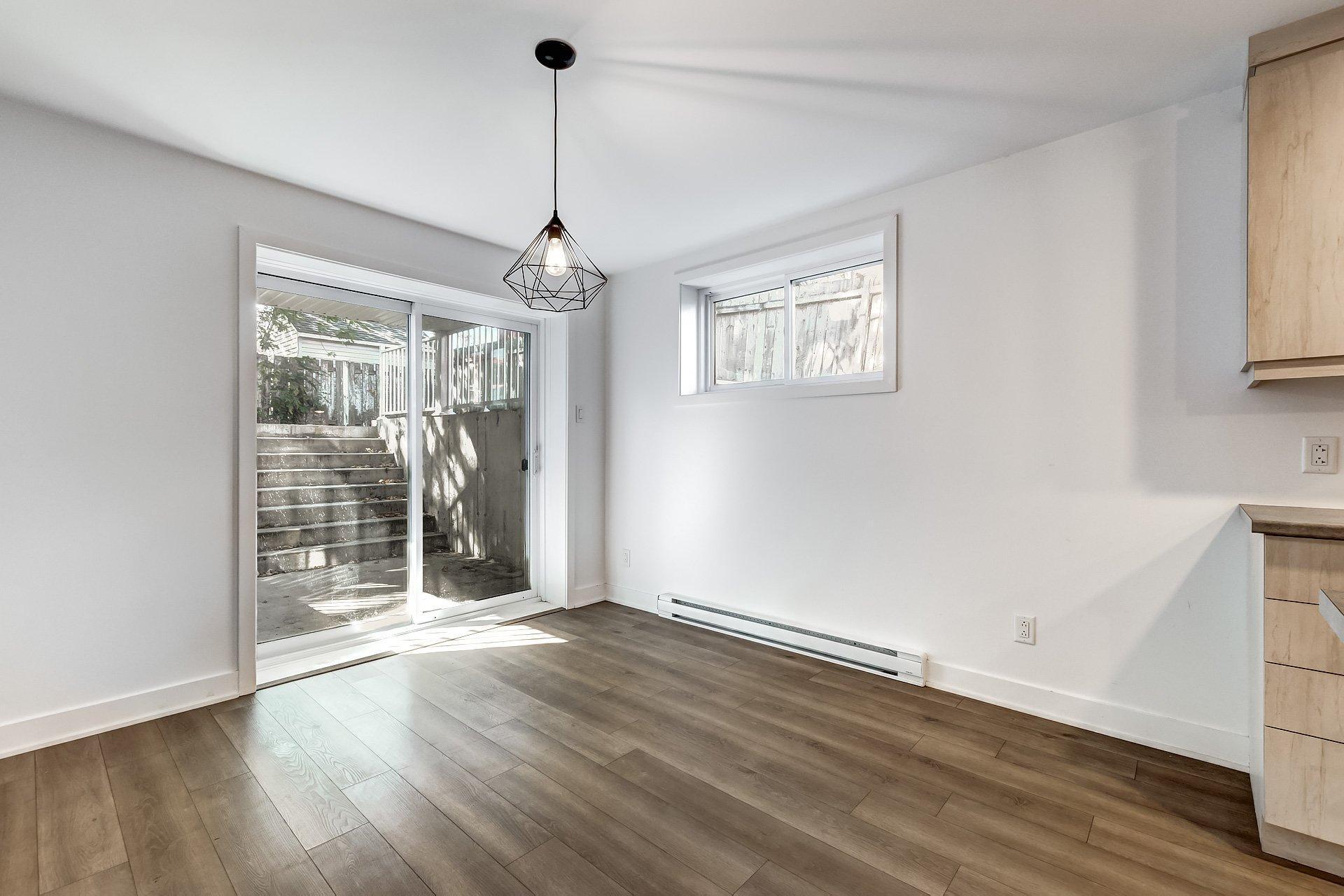 









1715


Av. des Pins

,
Longueuil (Le Vieux-Longueuil),




QC
J4P3K8

