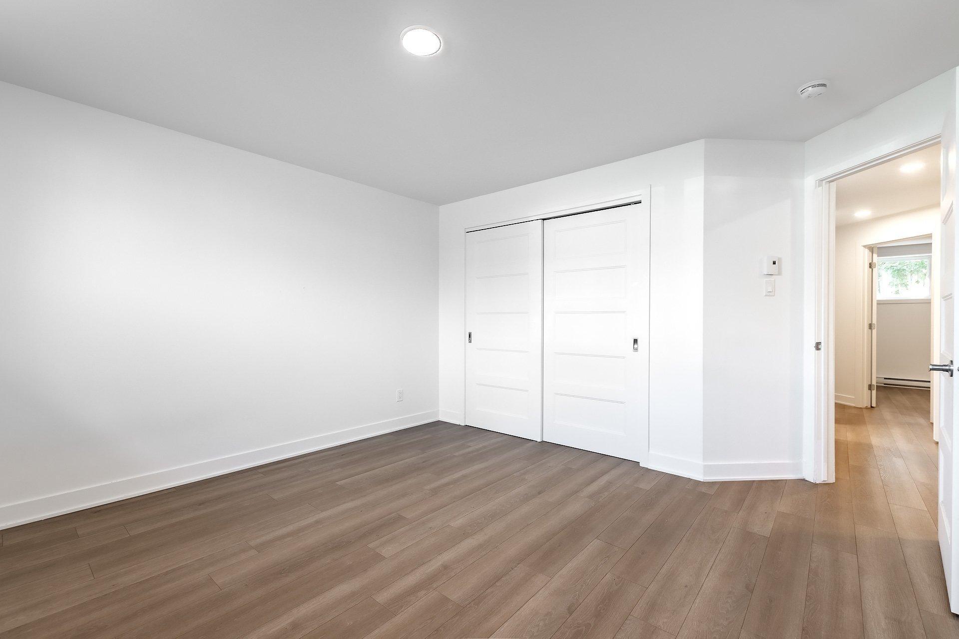 









1715


Av. des Pins

,
Longueuil (Le Vieux-Longueuil),




QC
J4P3K8

