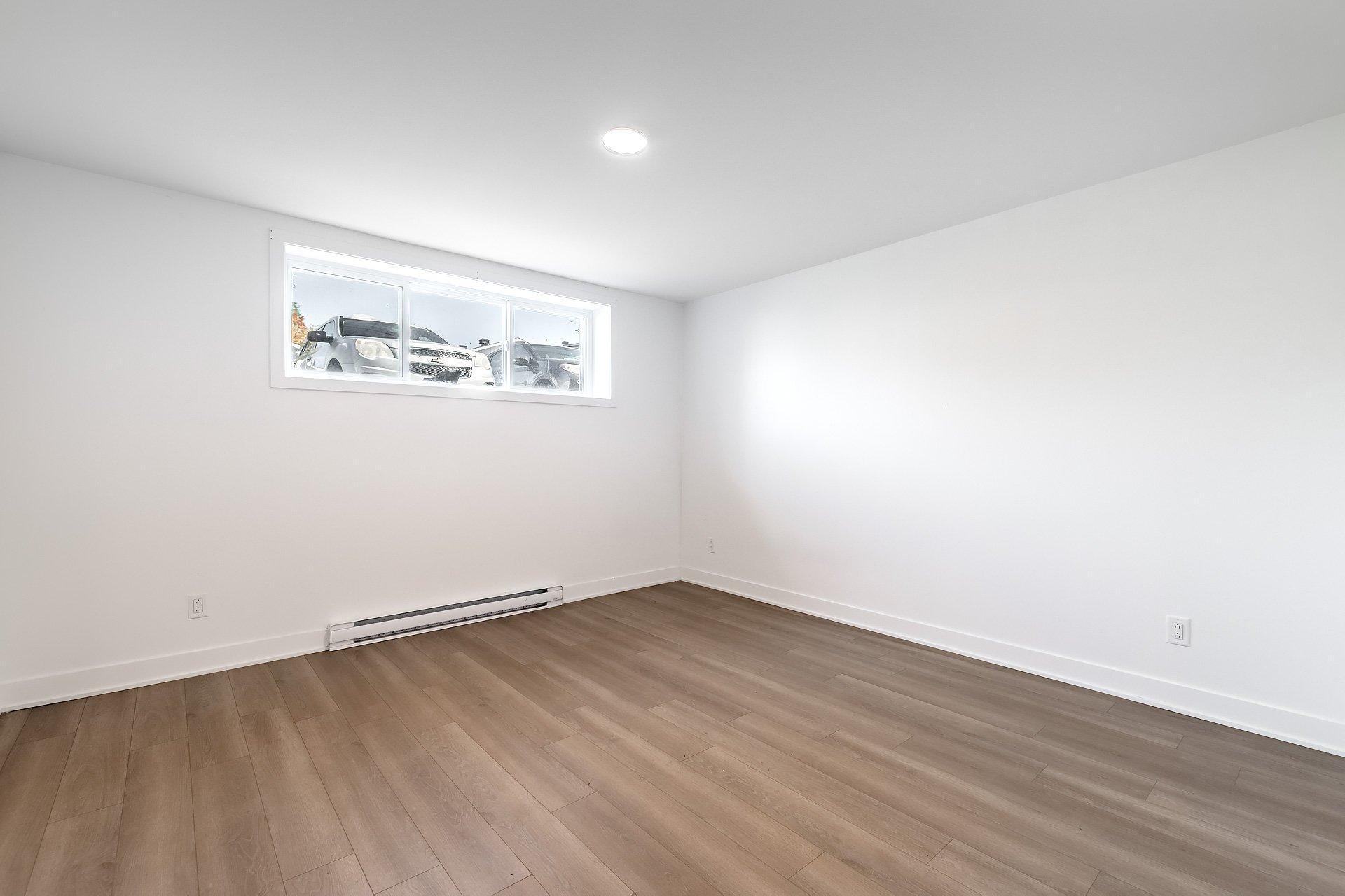 









1715


Av. des Pins

,
Longueuil (Le Vieux-Longueuil),




QC
J4P3K8

