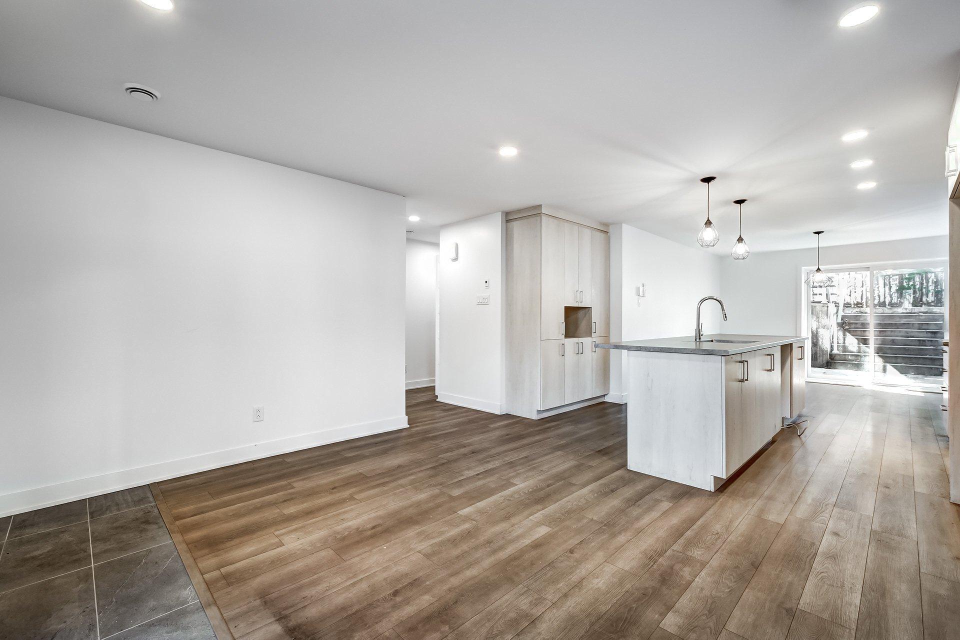 









1715


Av. des Pins

,
Longueuil (Le Vieux-Longueuil),




QC
J4P3K8

