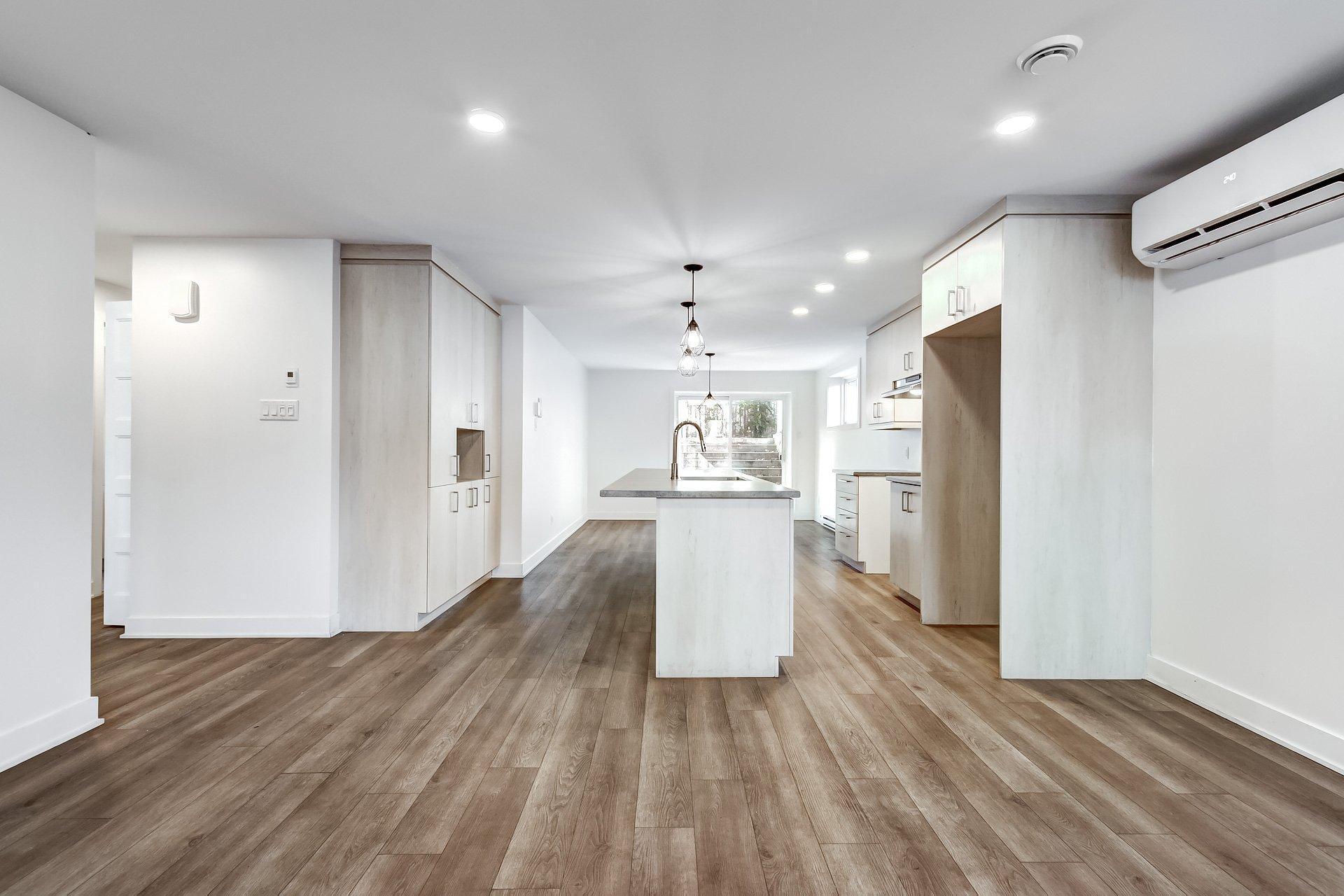 









1715


Av. des Pins

,
Longueuil (Le Vieux-Longueuil),




QC
J4P3K8

