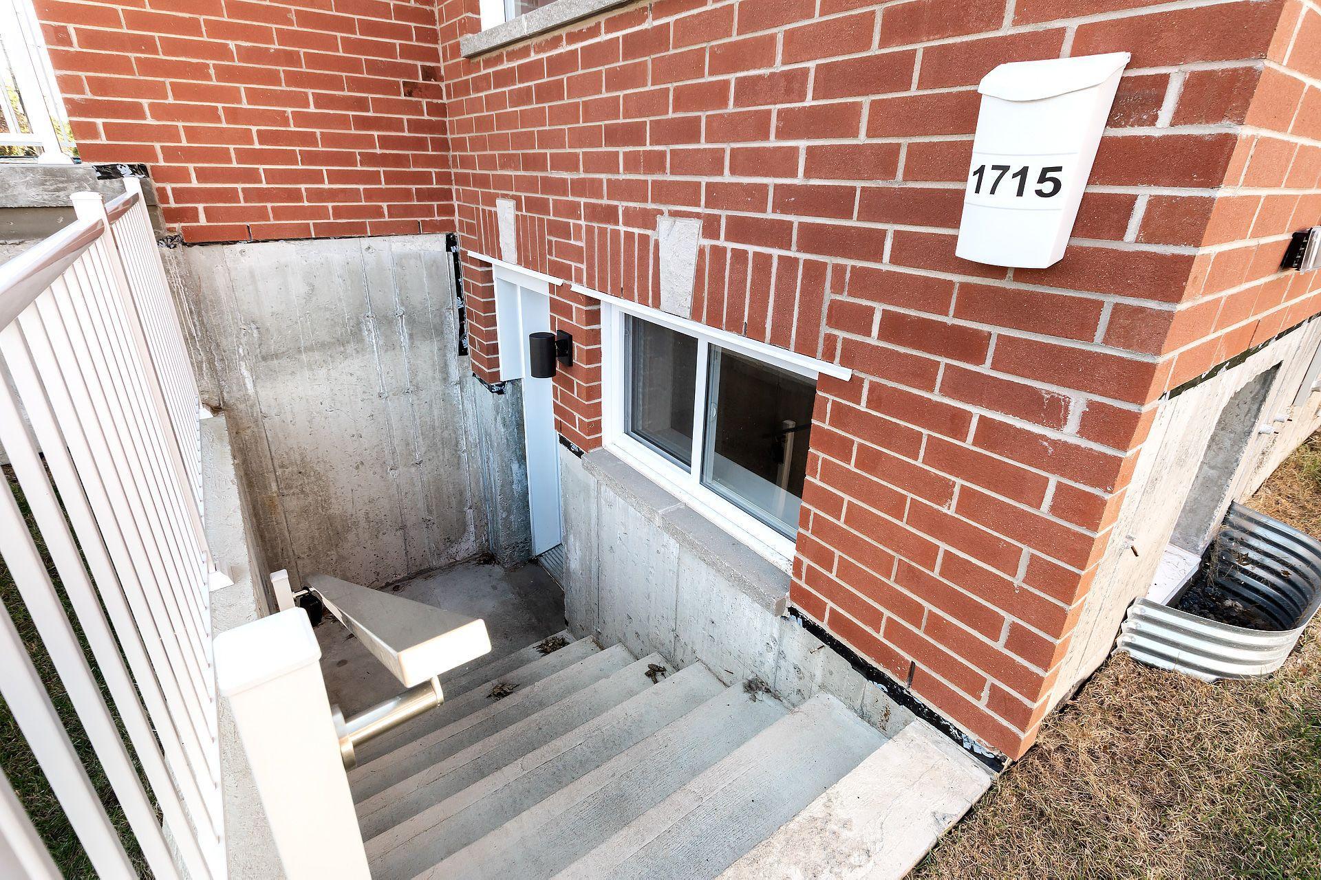 









1715


Av. des Pins

,
Longueuil (Le Vieux-Longueuil),




QC
J4P3K8

