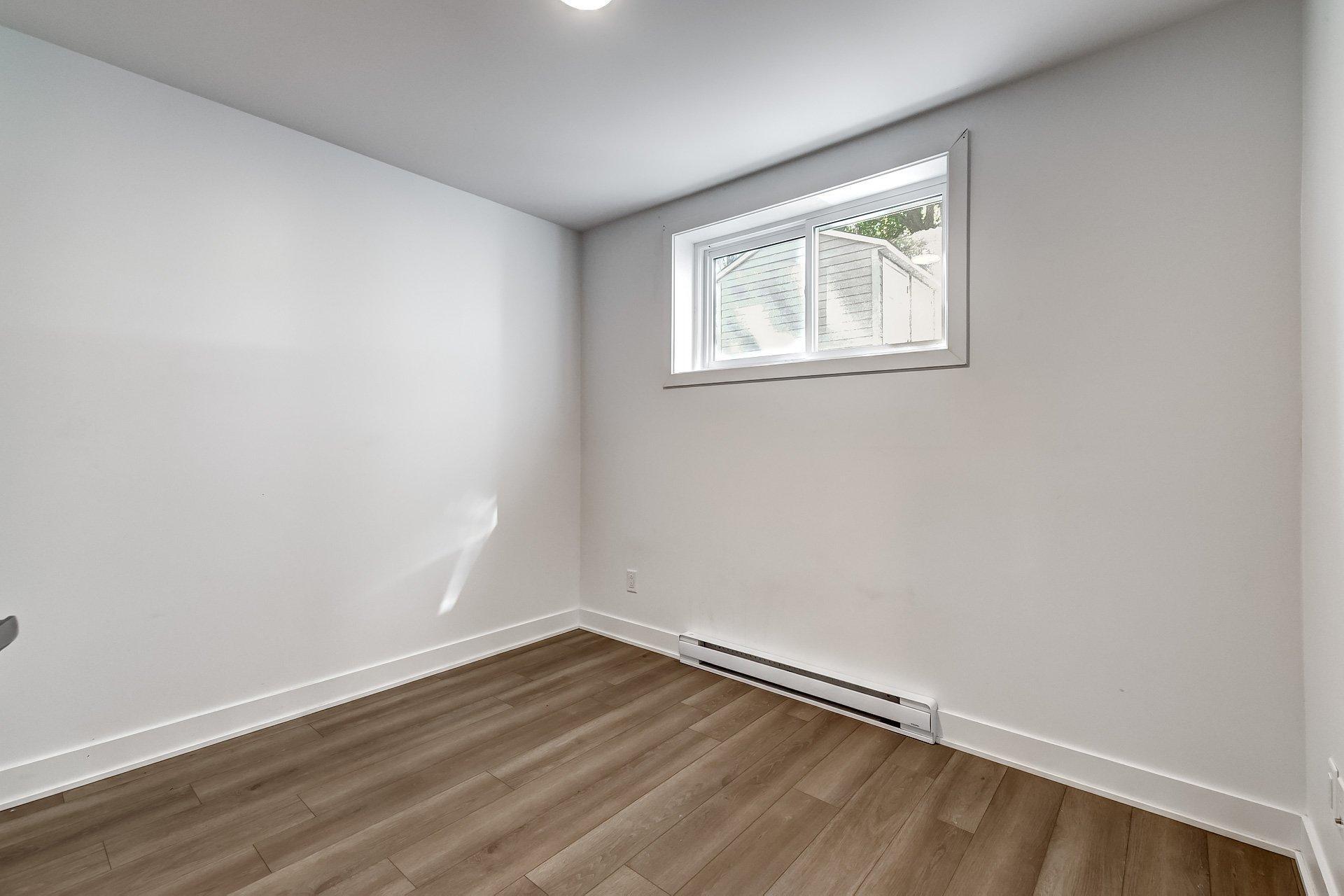 









1715


Av. des Pins

,
Longueuil (Le Vieux-Longueuil),




QC
J4P3K8

