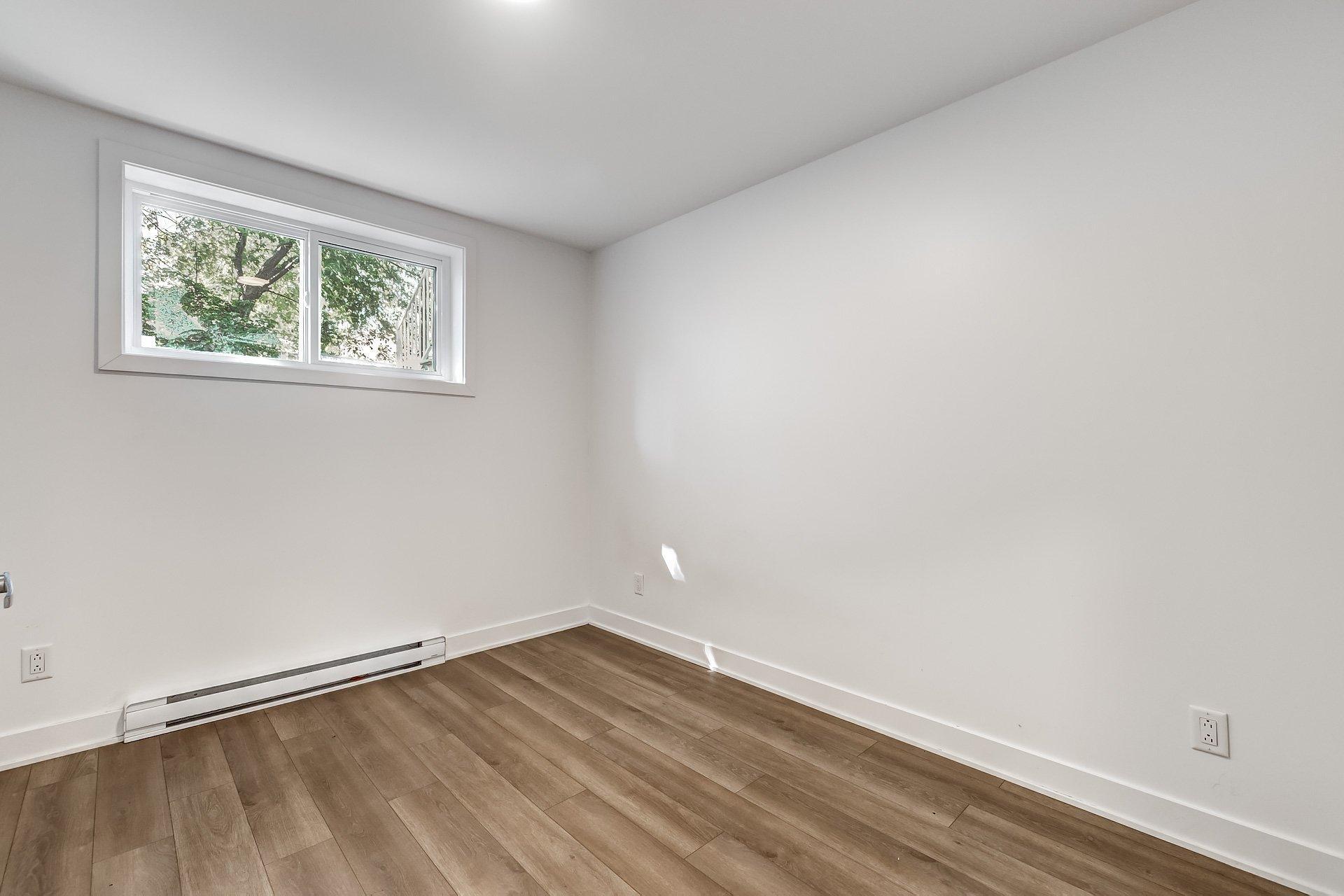 









1715


Av. des Pins

,
Longueuil (Le Vieux-Longueuil),




QC
J4P3K8

