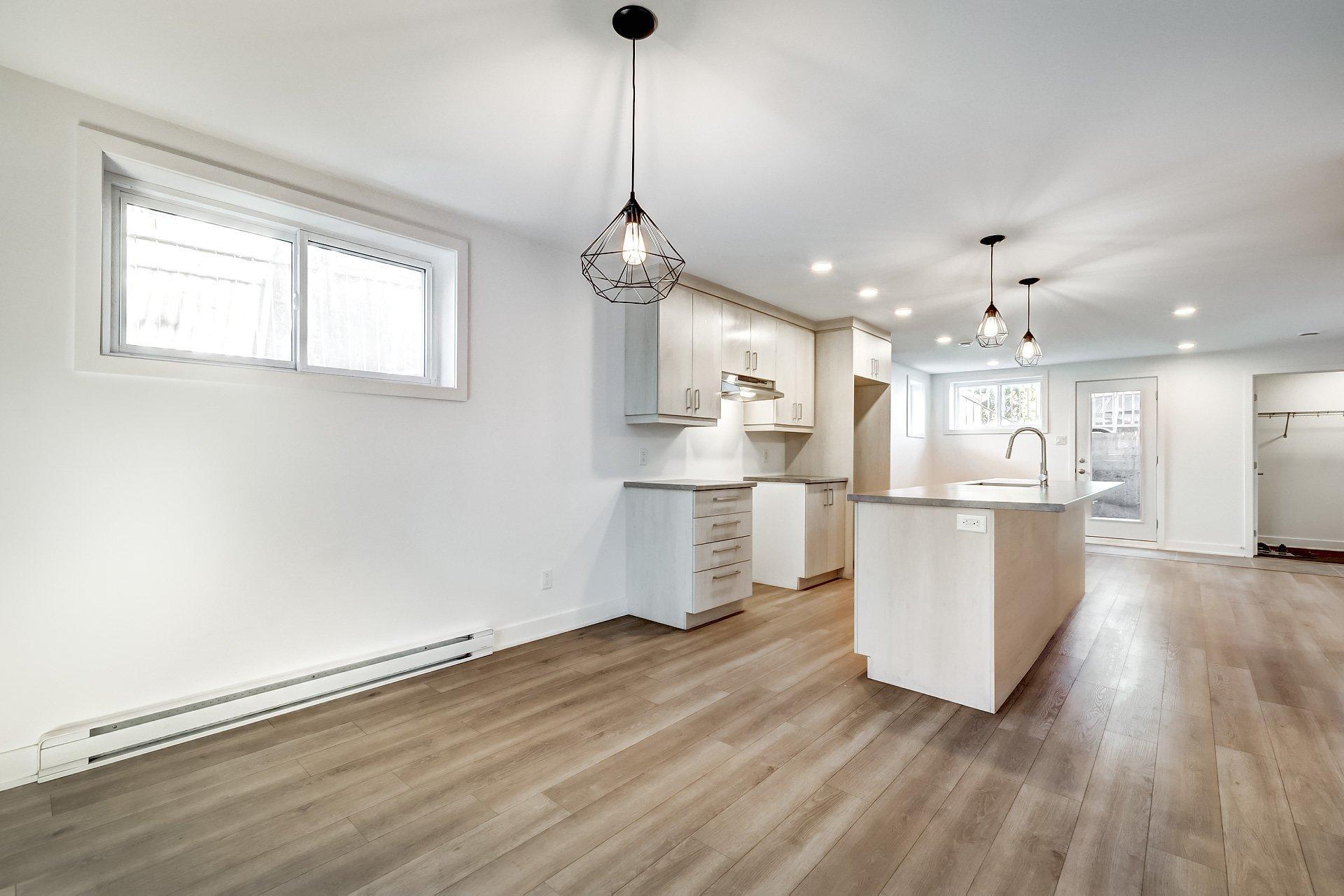 









1715


Av. des Pins

,
Longueuil (Le Vieux-Longueuil),




QC
J4P3K8


