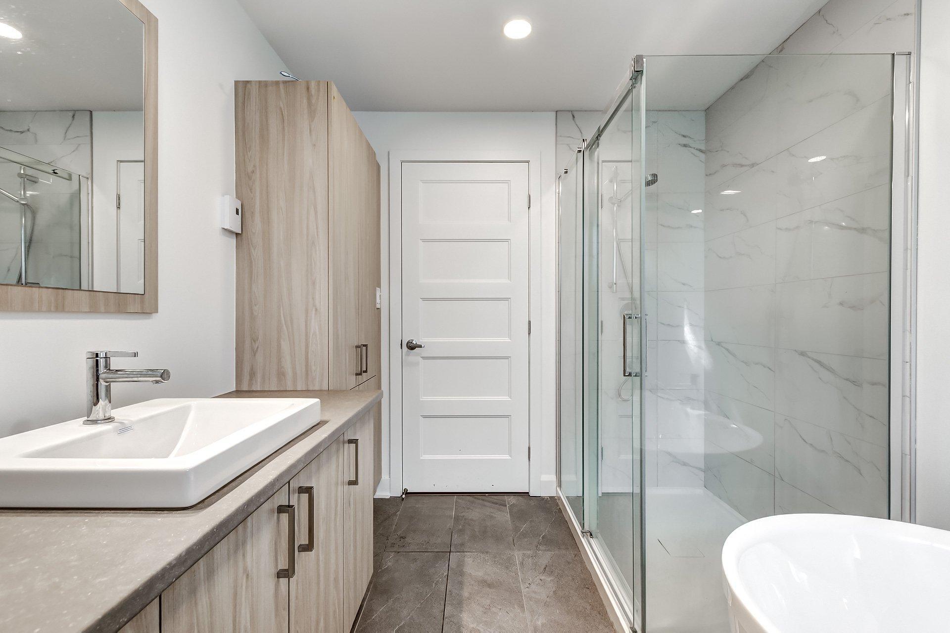 









1715


Av. des Pins

,
Longueuil (Le Vieux-Longueuil),




QC
J4P3K8

