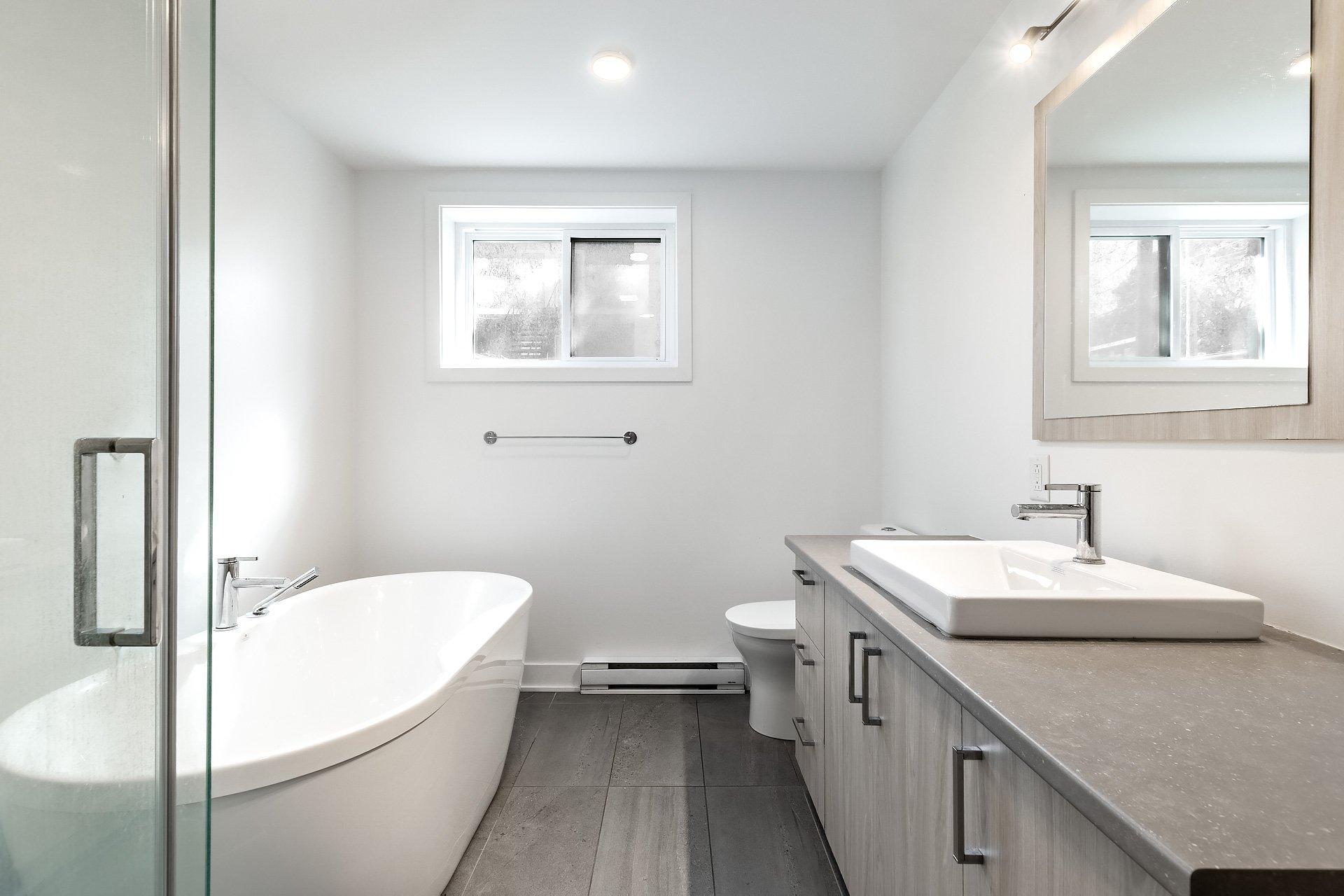 









1715


Av. des Pins

,
Longueuil (Le Vieux-Longueuil),




QC
J4P3K8

