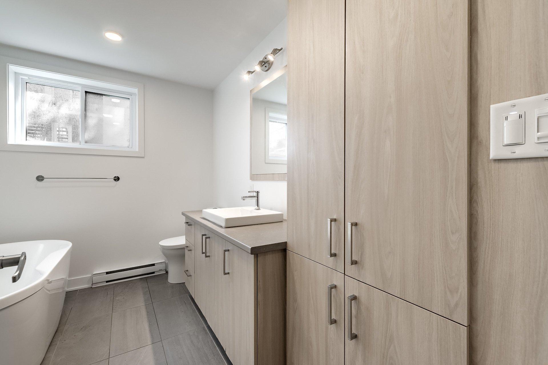 









1715


Av. des Pins

,
Longueuil (Le Vieux-Longueuil),




QC
J4P3K8

