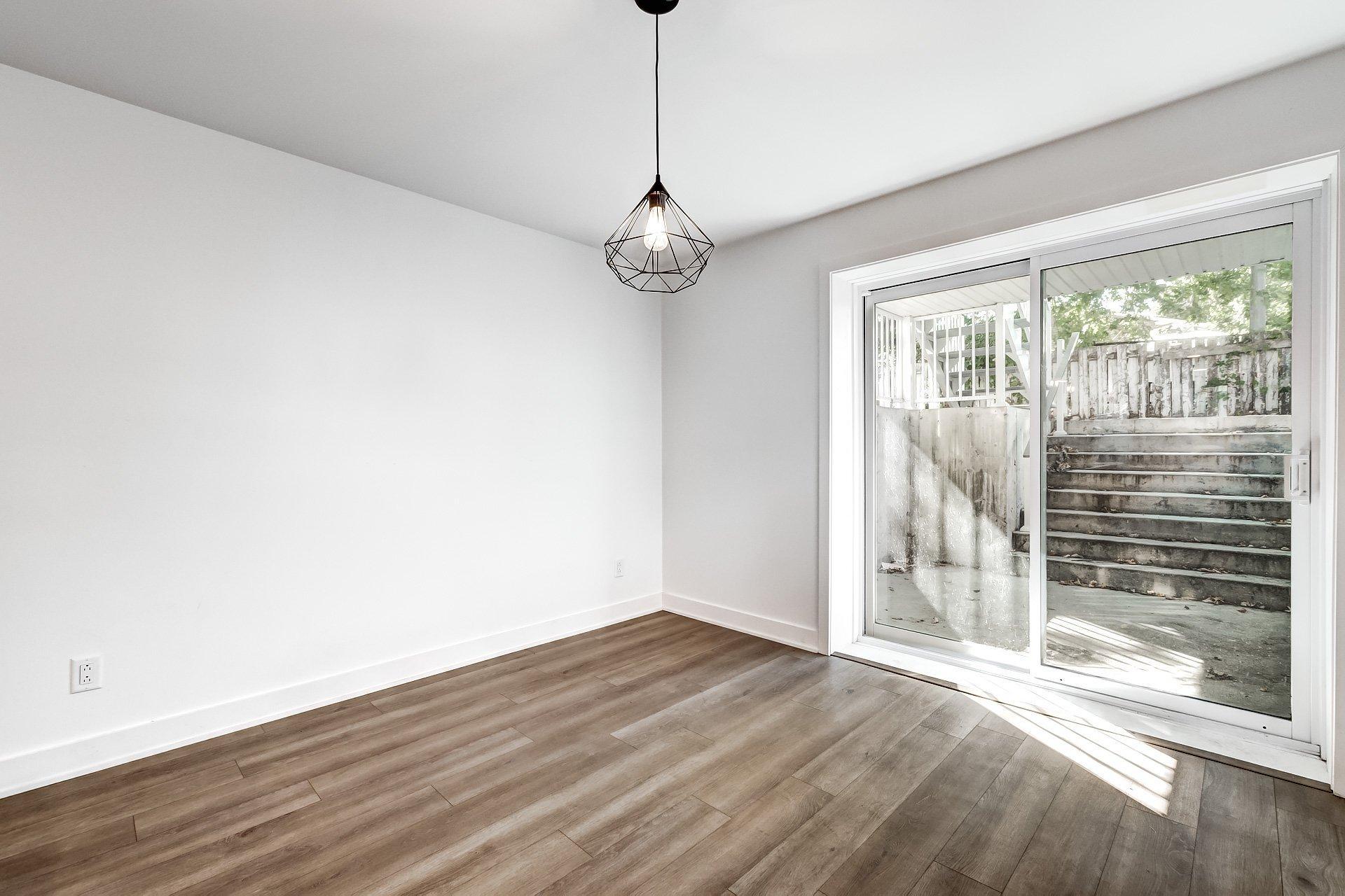 









1715


Av. des Pins

,
Longueuil (Le Vieux-Longueuil),




QC
J4P3K8

