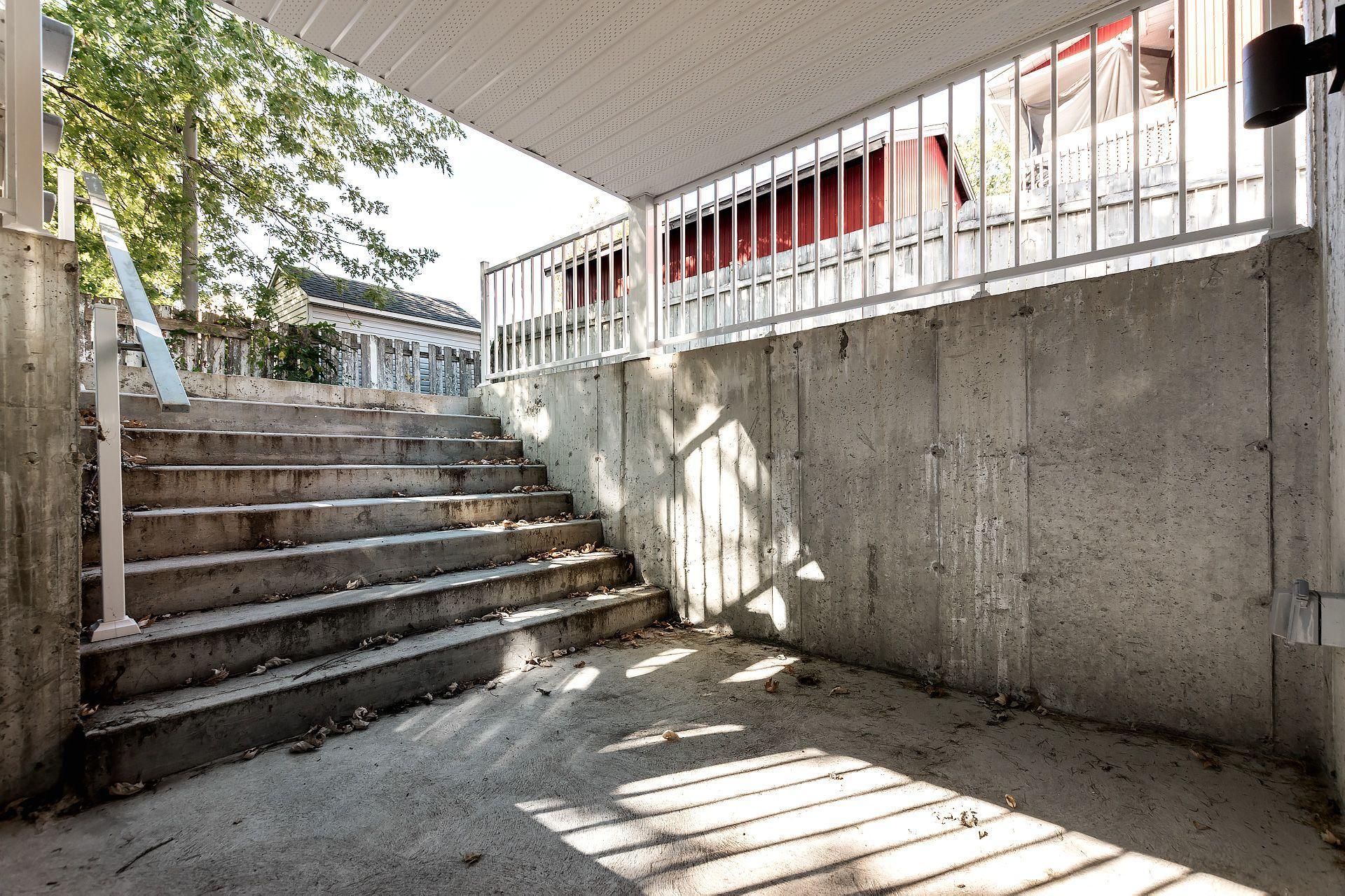 









1715


Av. des Pins

,
Longueuil (Le Vieux-Longueuil),




QC
J4P3K8

