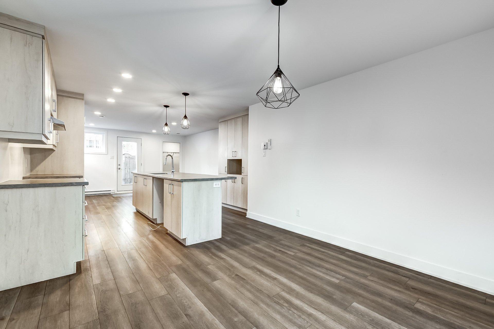 









1715


Av. des Pins

,
Longueuil (Le Vieux-Longueuil),




QC
J4P3K8

