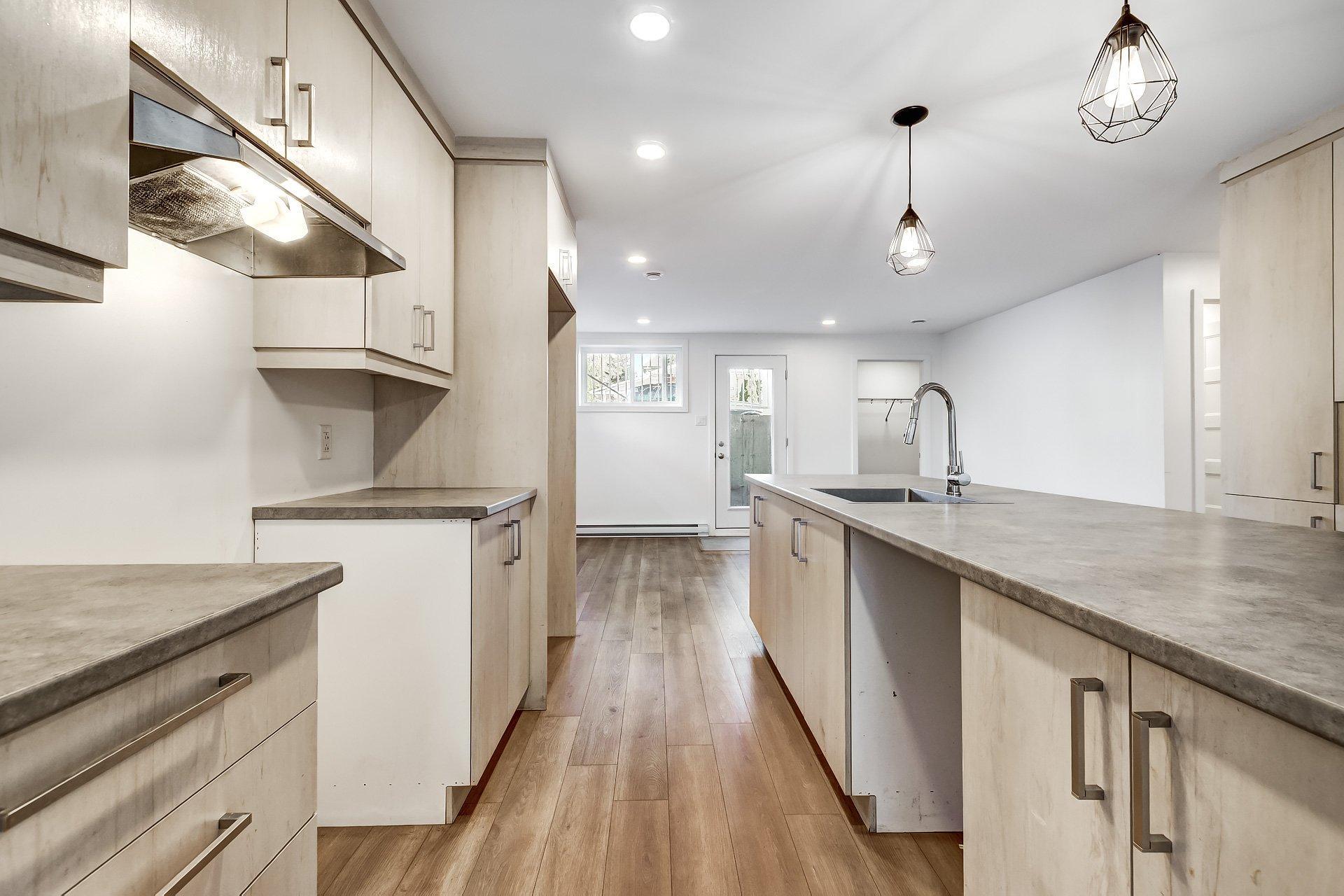 









1715


Av. des Pins

,
Longueuil (Le Vieux-Longueuil),




QC
J4P3K8

