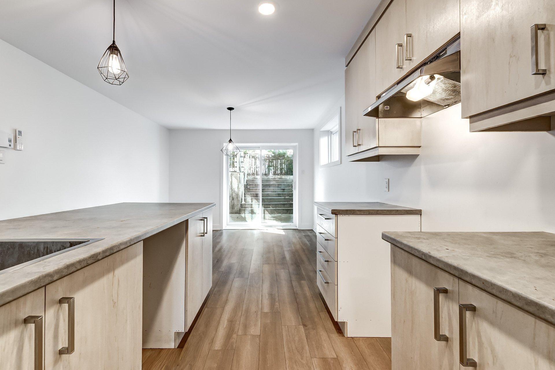 









1715


Av. des Pins

,
Longueuil (Le Vieux-Longueuil),




QC
J4P3K8

