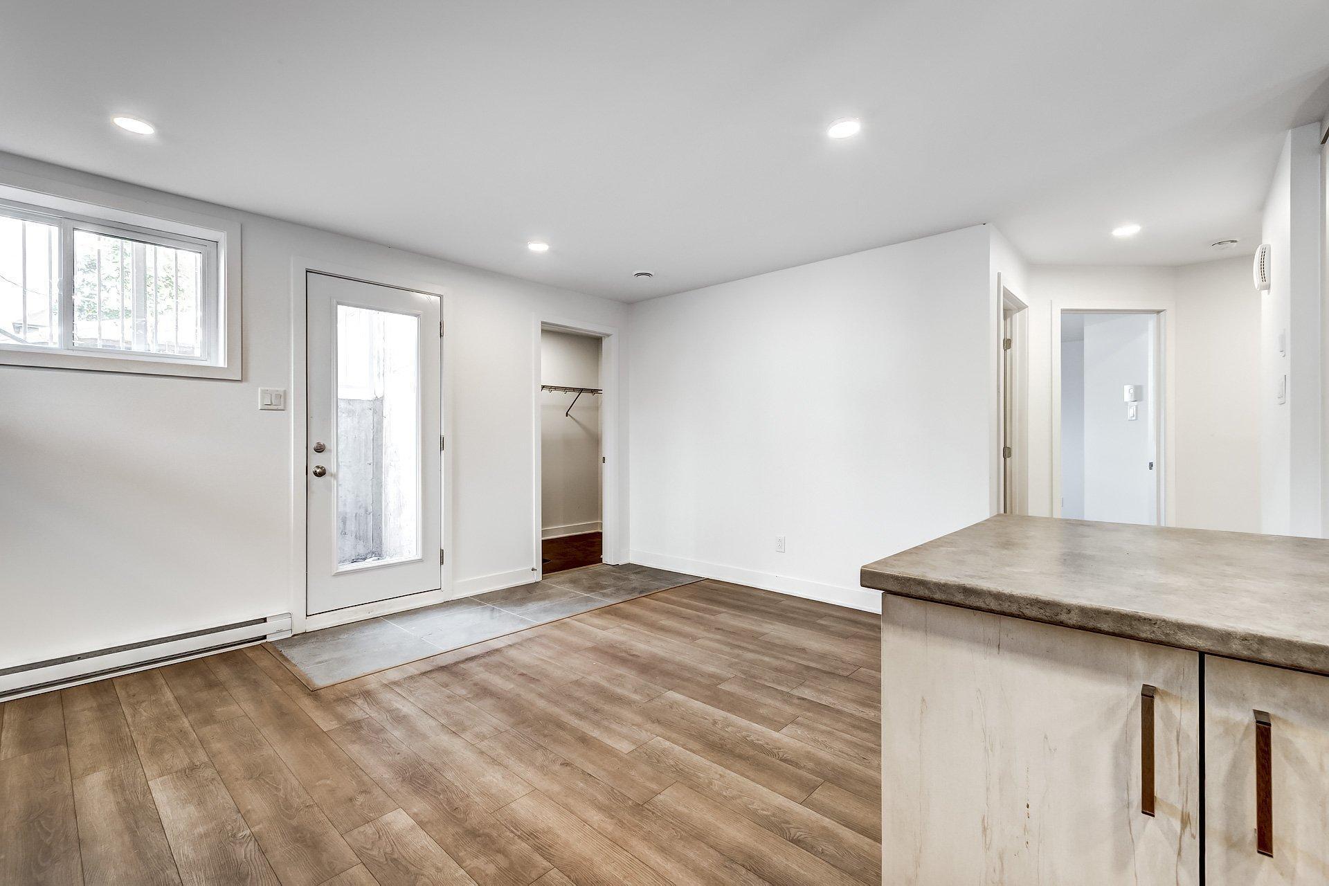 









1715


Av. des Pins

,
Longueuil (Le Vieux-Longueuil),




QC
J4P3K8


