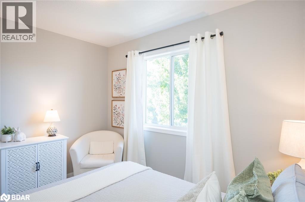 












698 EDWARDS Avenue

,
Milton,




Ontario
L9T6B4

