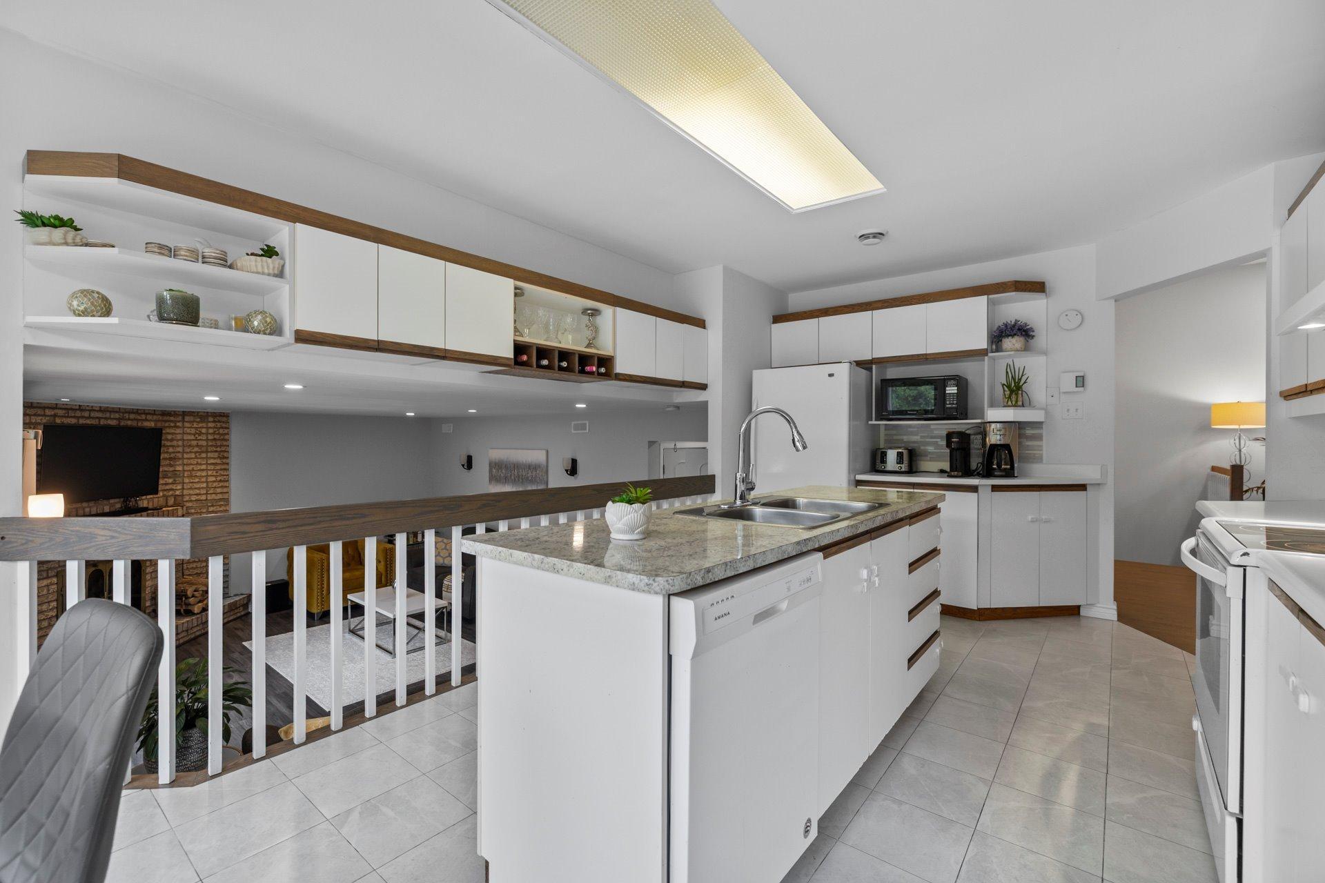 









236


Rue Acres

,
Kirkland,




QC
H9H4R2

