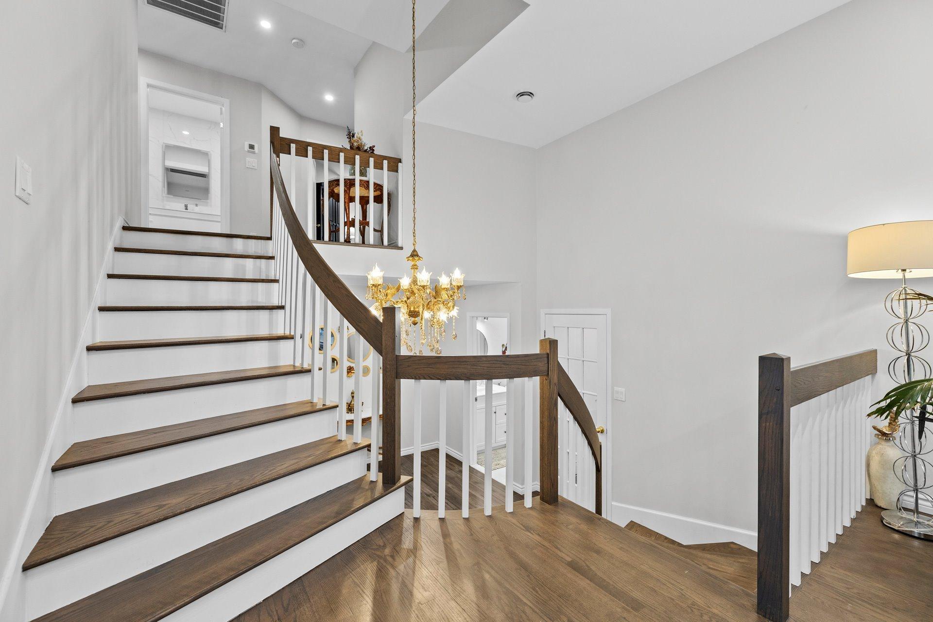 









236


Rue Acres

,
Kirkland,




QC
H9H4R2

