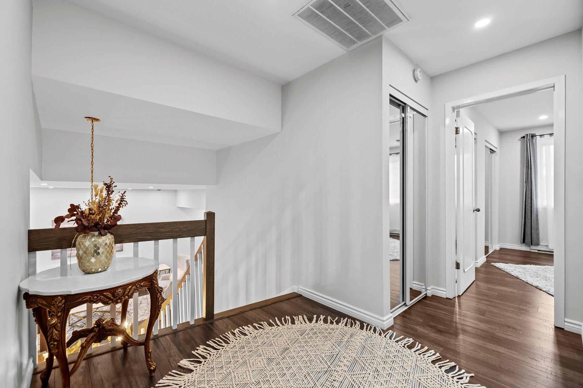 









236


Rue Acres

,
Kirkland,




QC
H9H4R2

