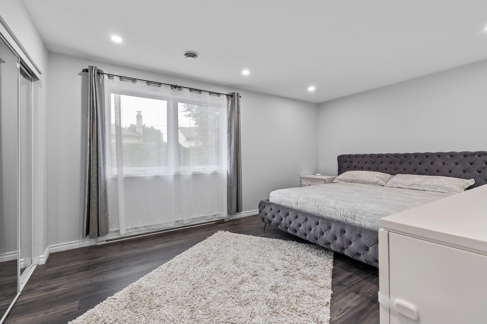 









236


Rue Acres

,
Kirkland,




QC
H9H4R2

