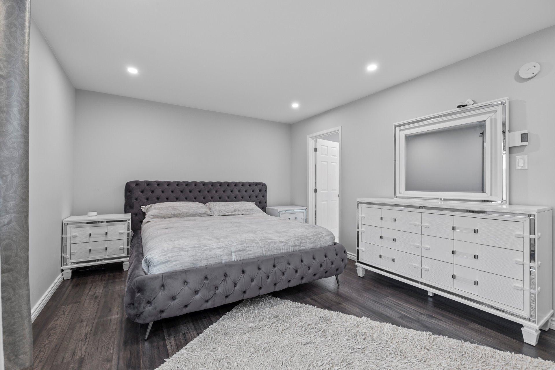 









236


Rue Acres

,
Kirkland,




QC
H9H4R2

